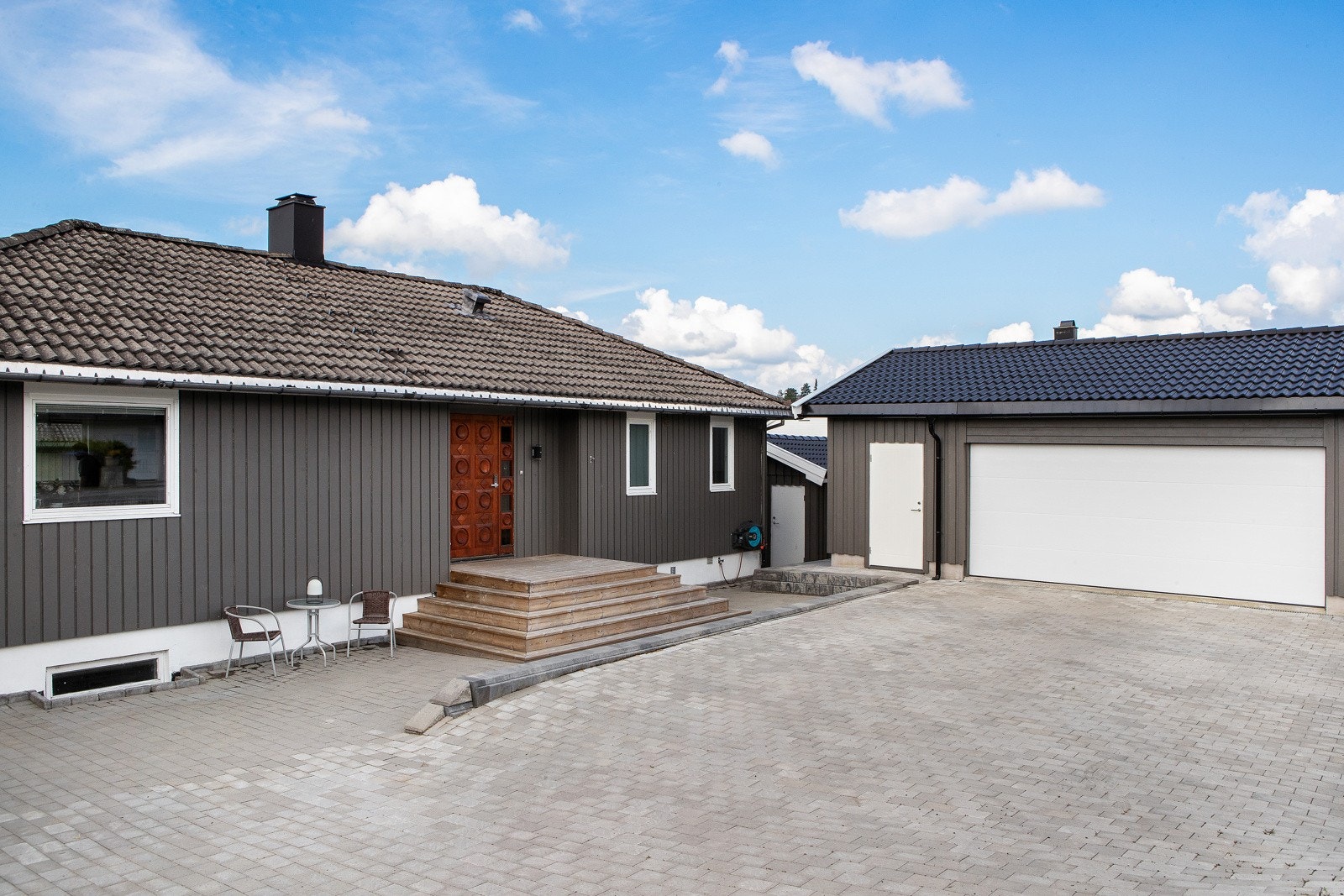 Ny dobbel garasje i 2022 med sidedør & elektrisk dobbel garasjeport, 2022: Her er det eget sikringsskap og lagt opp for elbillader Galleribilde