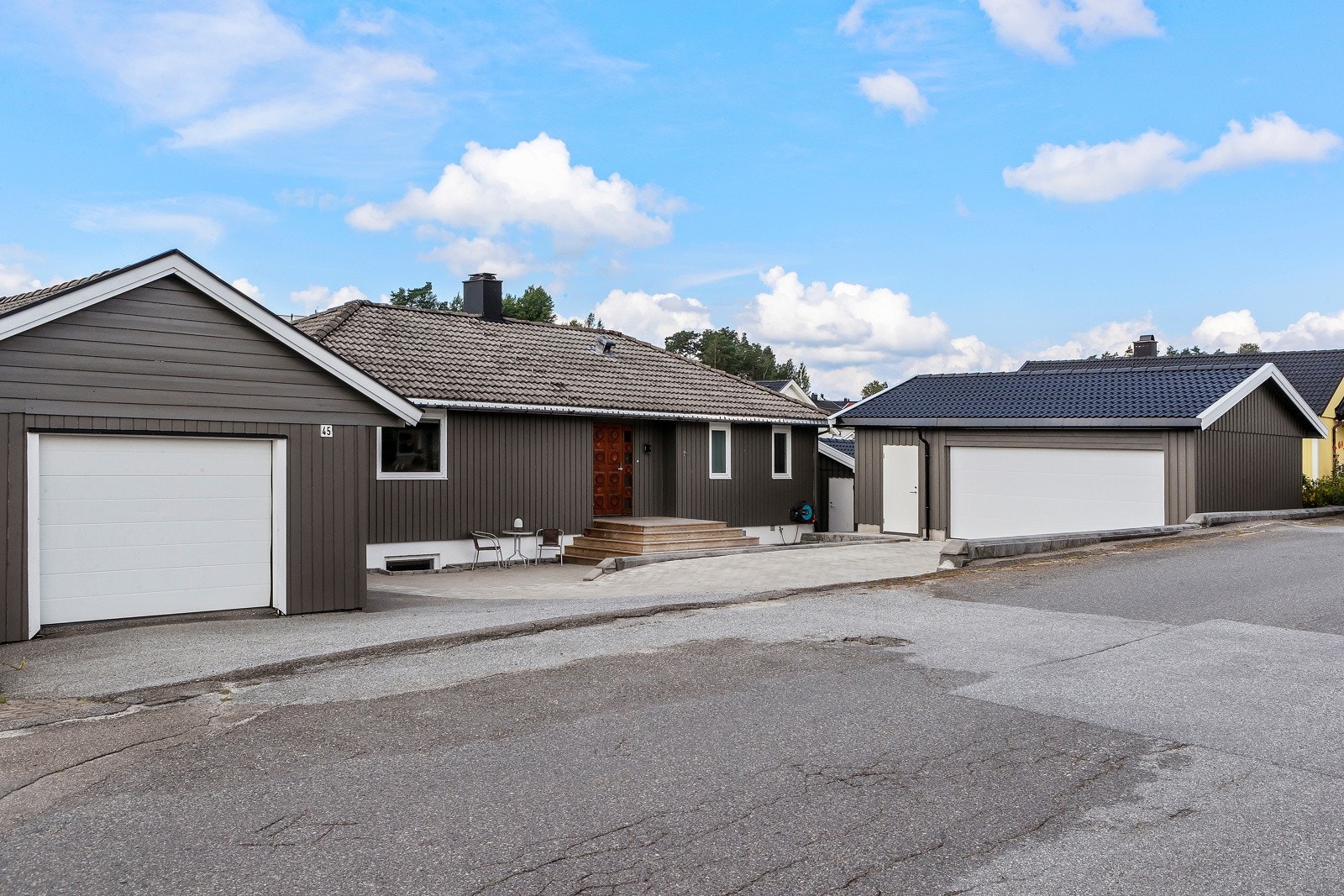 Nylig er det blitt stenlagt uteplass med ny dobbel garasje og en opprinnelig enkel garasje Galleribilde
