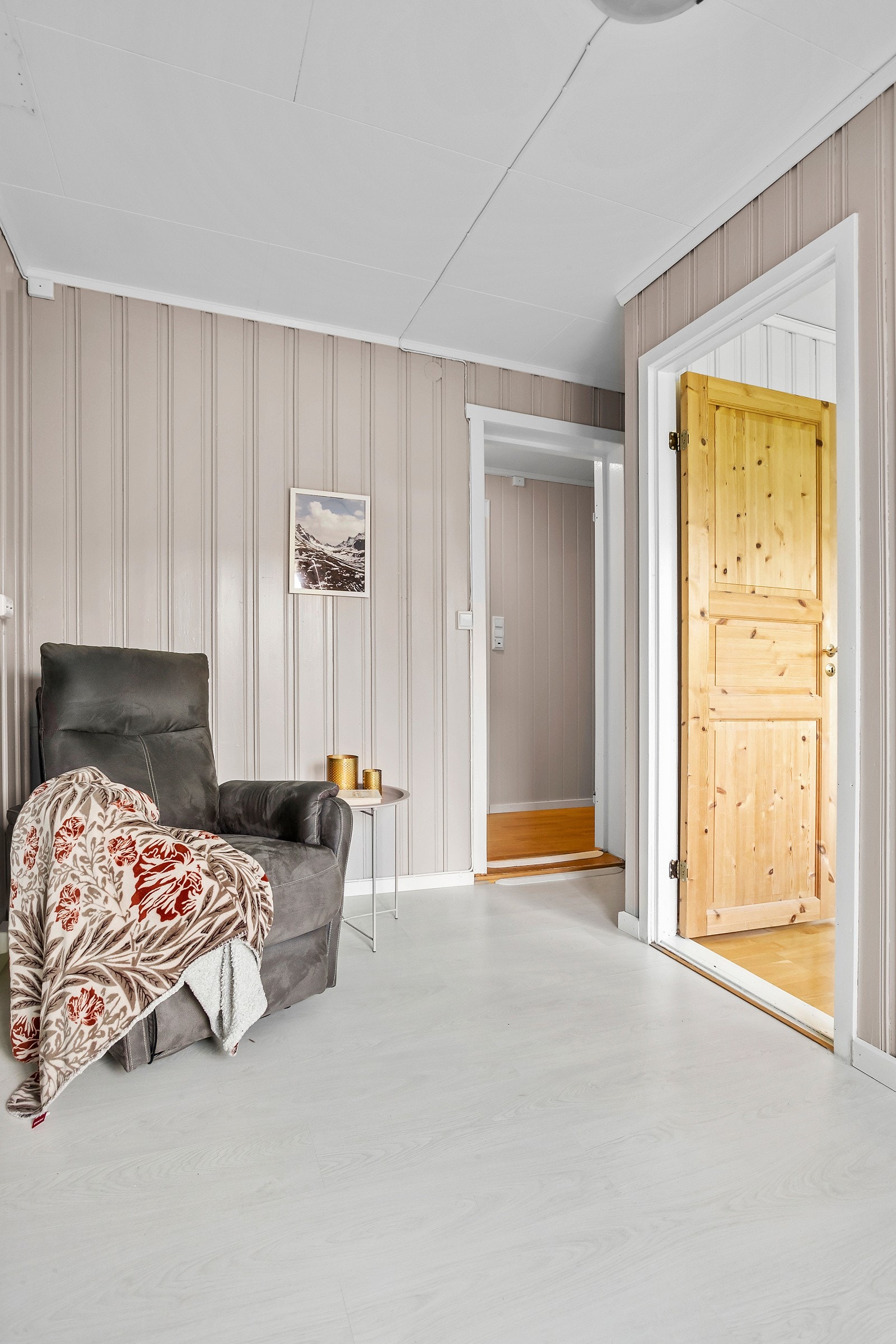 Mellomgang her med inngang til kjellerstue & et av soverommene Galleribilde
