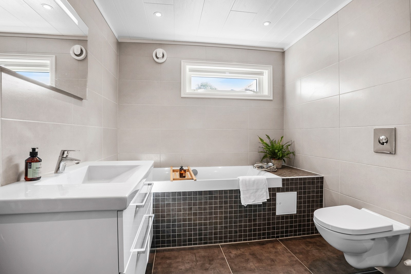 med badekar og wc Galleribilde