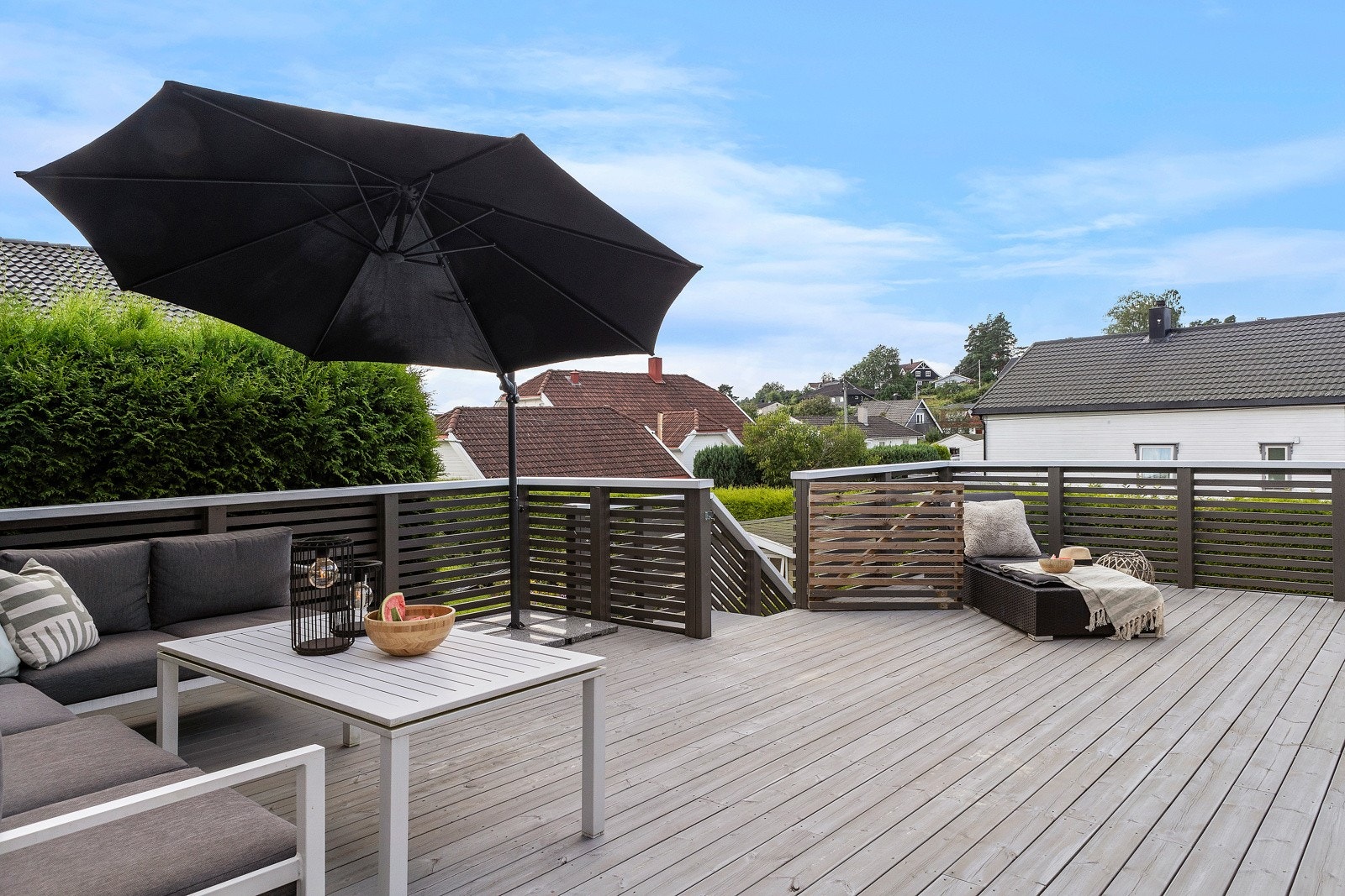 Terrasse med gjerde og port. Perfekt for å holde to- og firbente trygt på terrassen. Nedgang til fin & skjermet hage Galleribilde