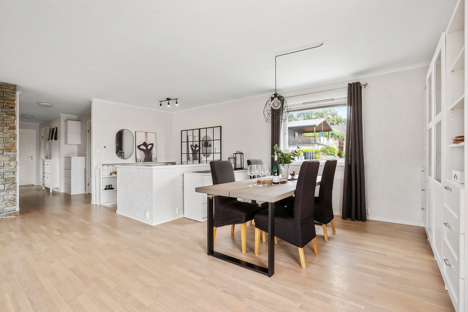 Fin plass til spisestue og skapmøblement Galleribilde