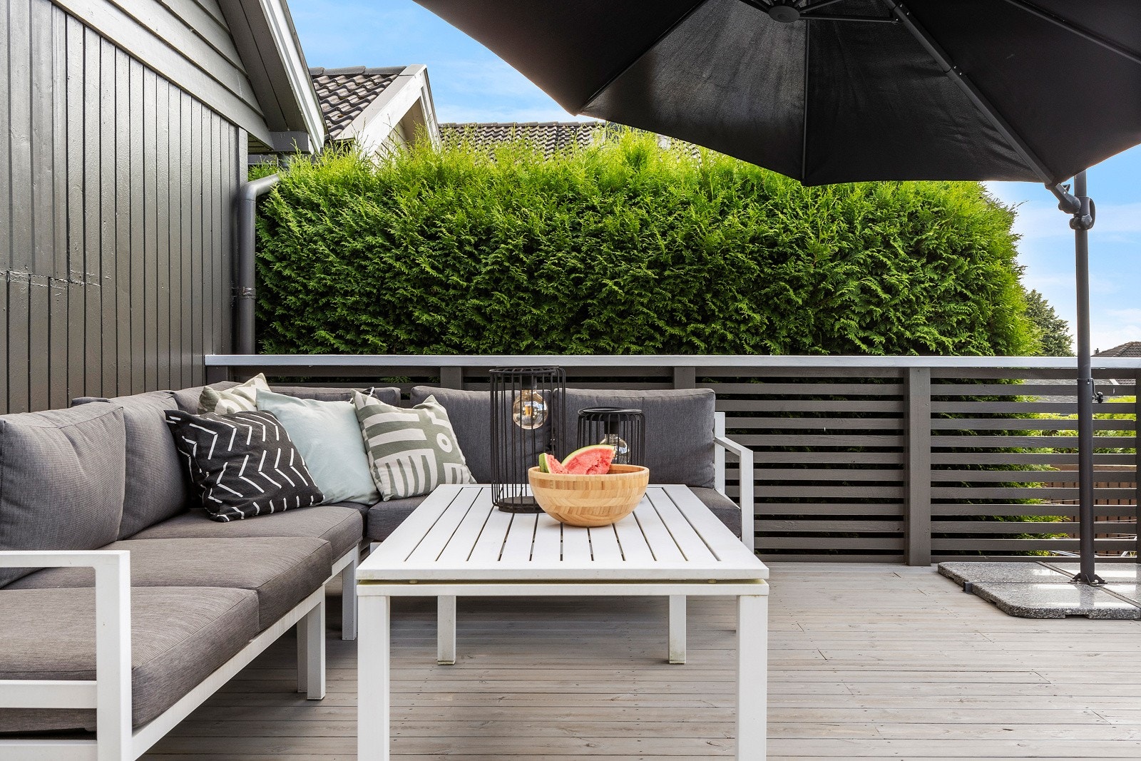 Skjermet terrasse med fine solforhold Galleribilde