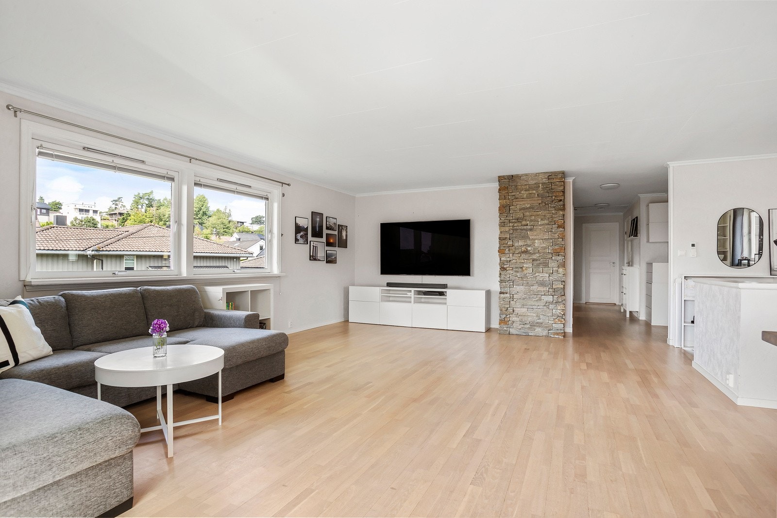 Godt med vinduer som slipper lyset inn Galleribilde