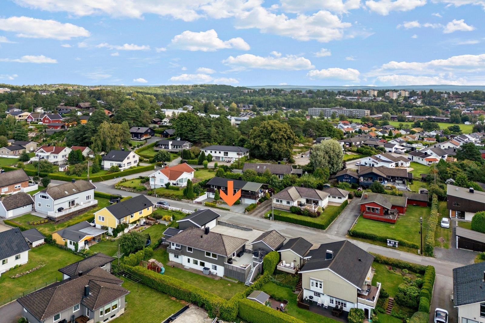 Meget rolig gate og et populært boligområde på Øvre Lande/ Bakkeli Galleribilde
