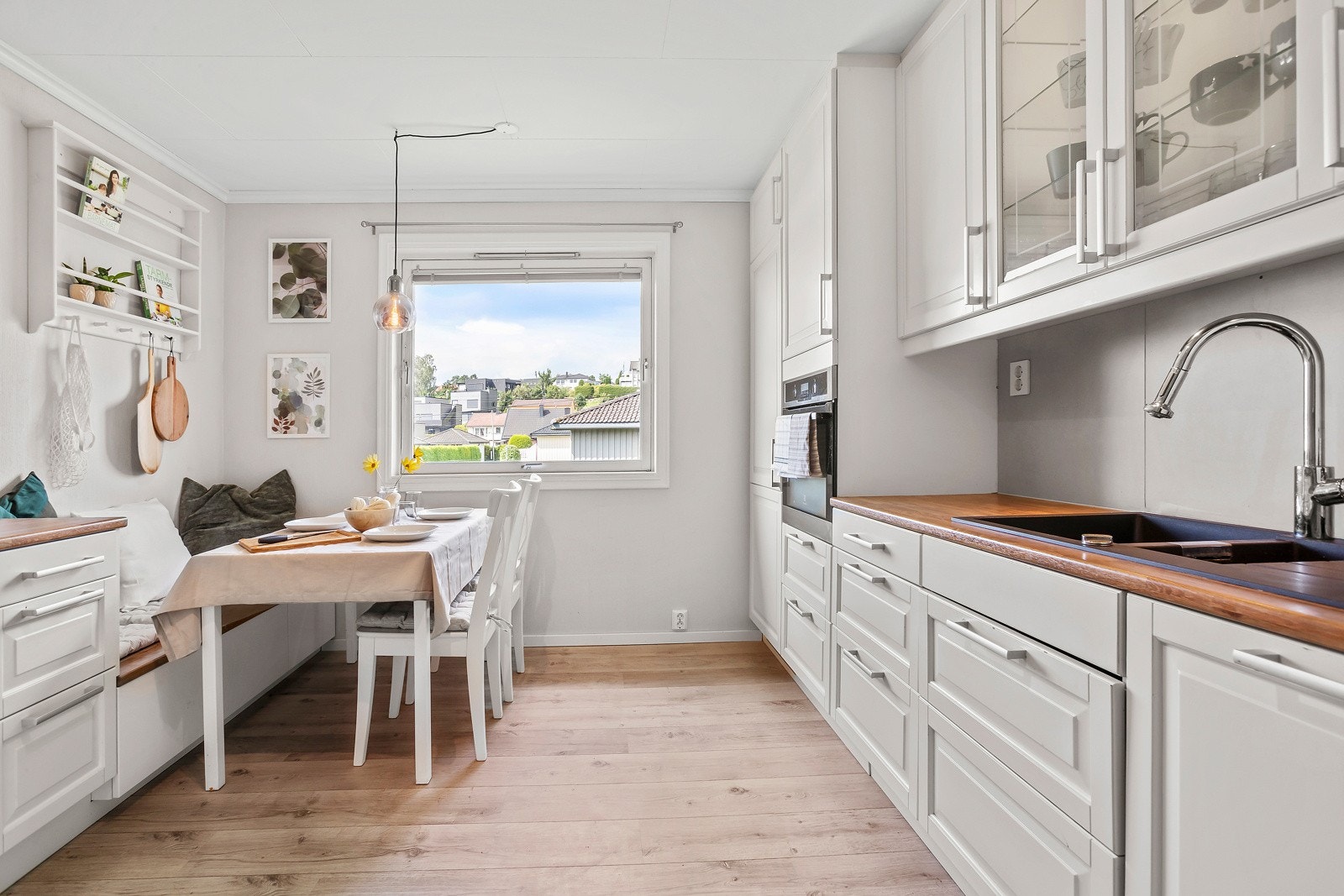 Her er det god plass for matlaging & plassbygget sittebenk Galleribilde