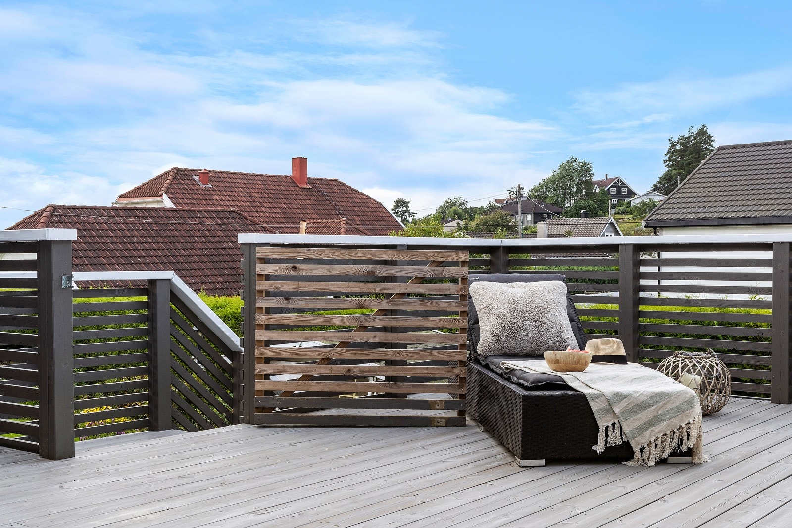 Solrik terrasse med port ved trapp og ved gårdsplass Galleribilde