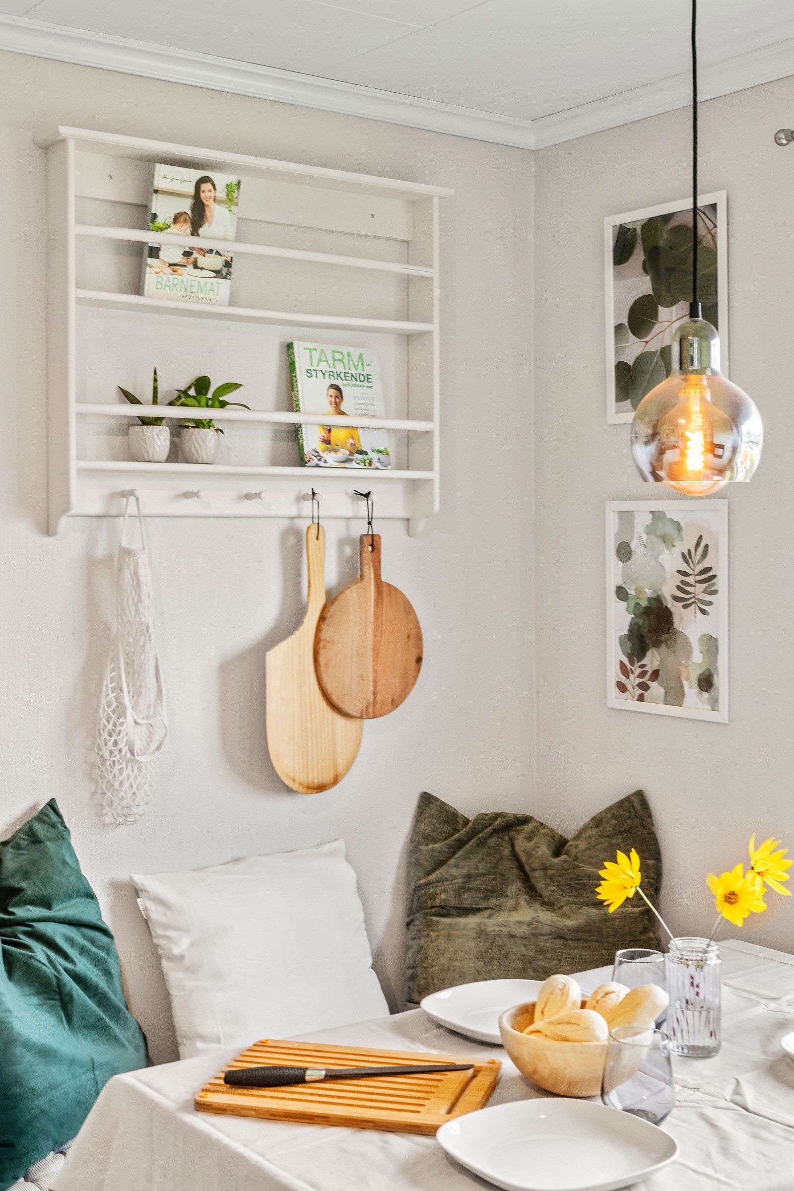 Hyggelig sitteplass for fine stunder med felles måltid. Plassbygget sittebenk inntil vegg Galleribilde