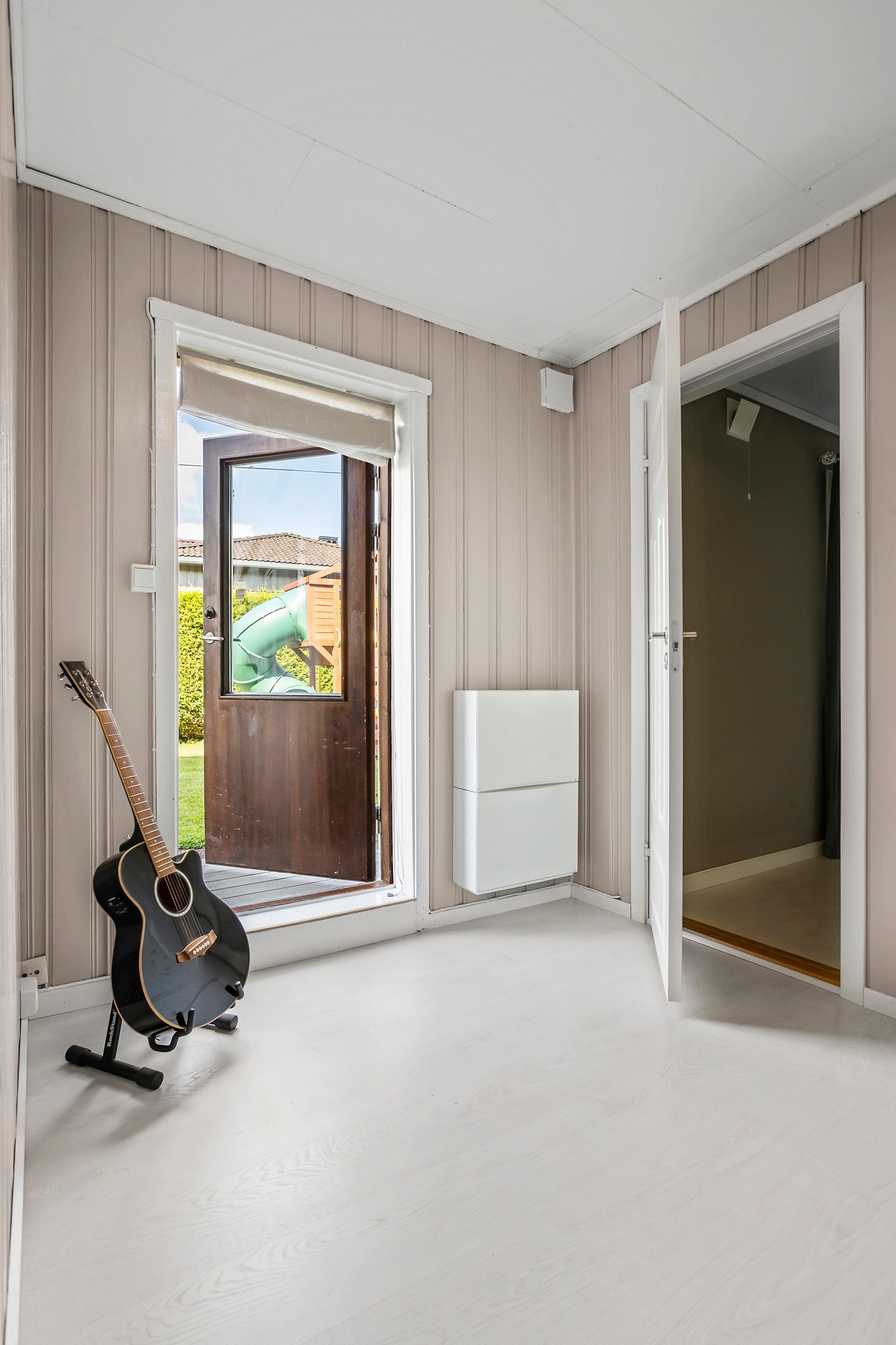 Utgang ut til haven fra sokkeletasjen Galleribilde