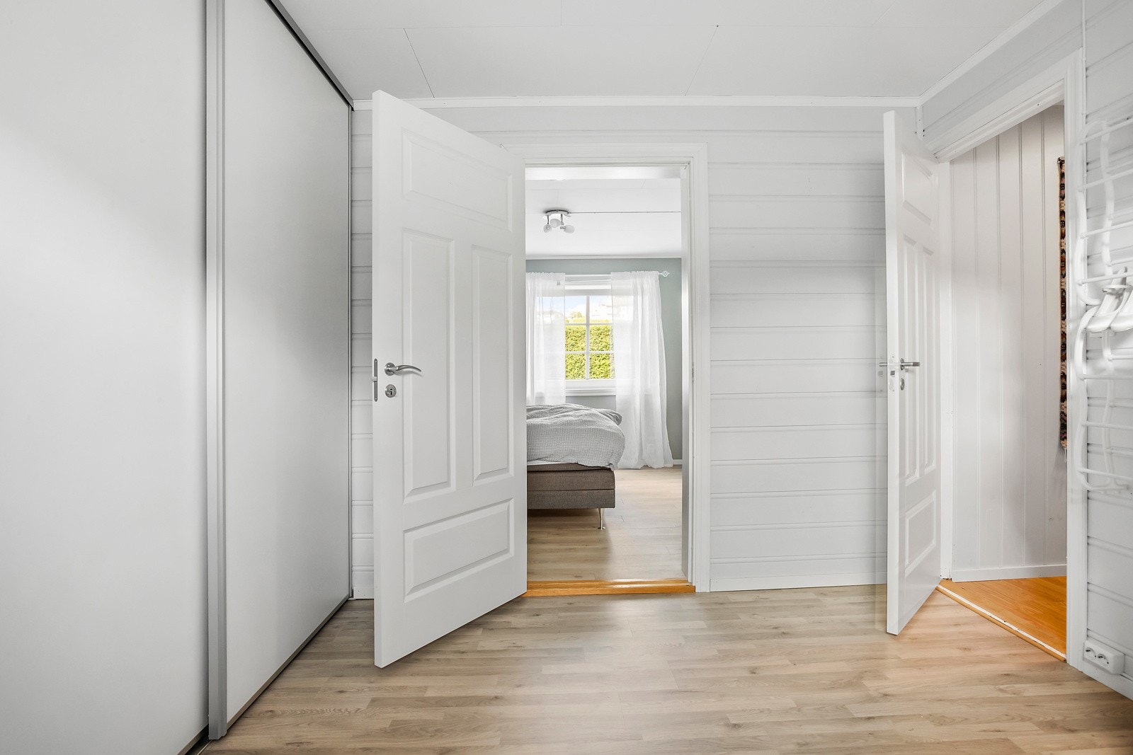 Gang med garderobeløsning Galleribilde