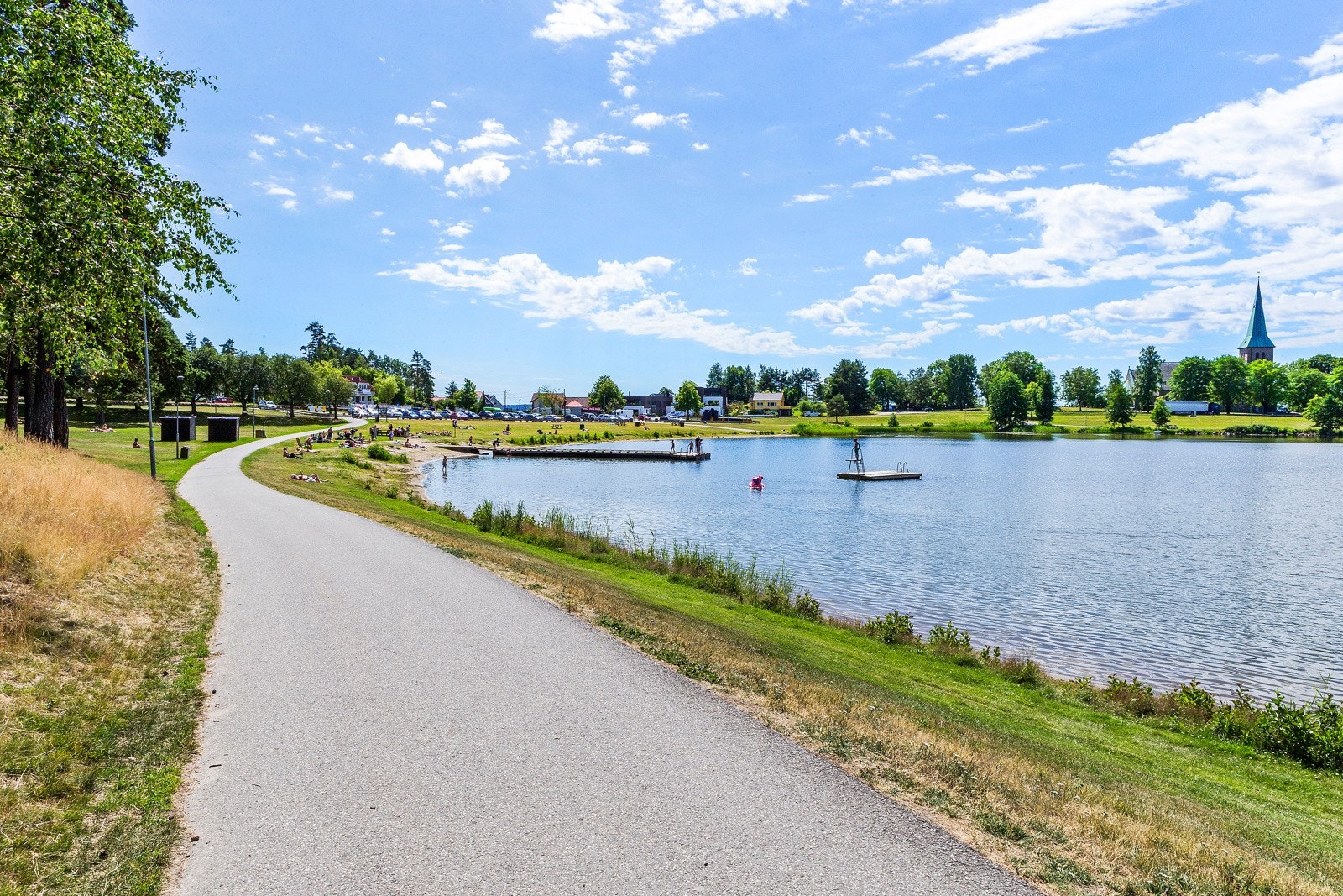 Fine sykkelveier langs Tunevannet og til Landeparken med lekeplass og grillområder. Galleribilde