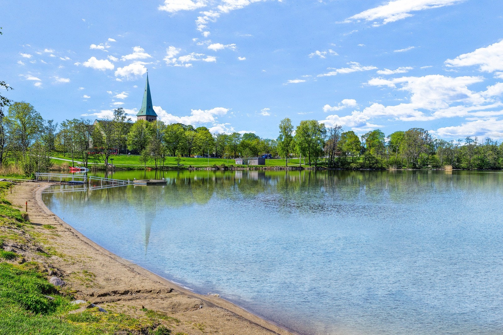 Vakre Tunevannet ligger ca 1,2 km i gang- / sykkelavstand fra Råkilveien 45. Et populært turmål for bading sommertid og ski/ skøyter vinterstid. Galleribilde