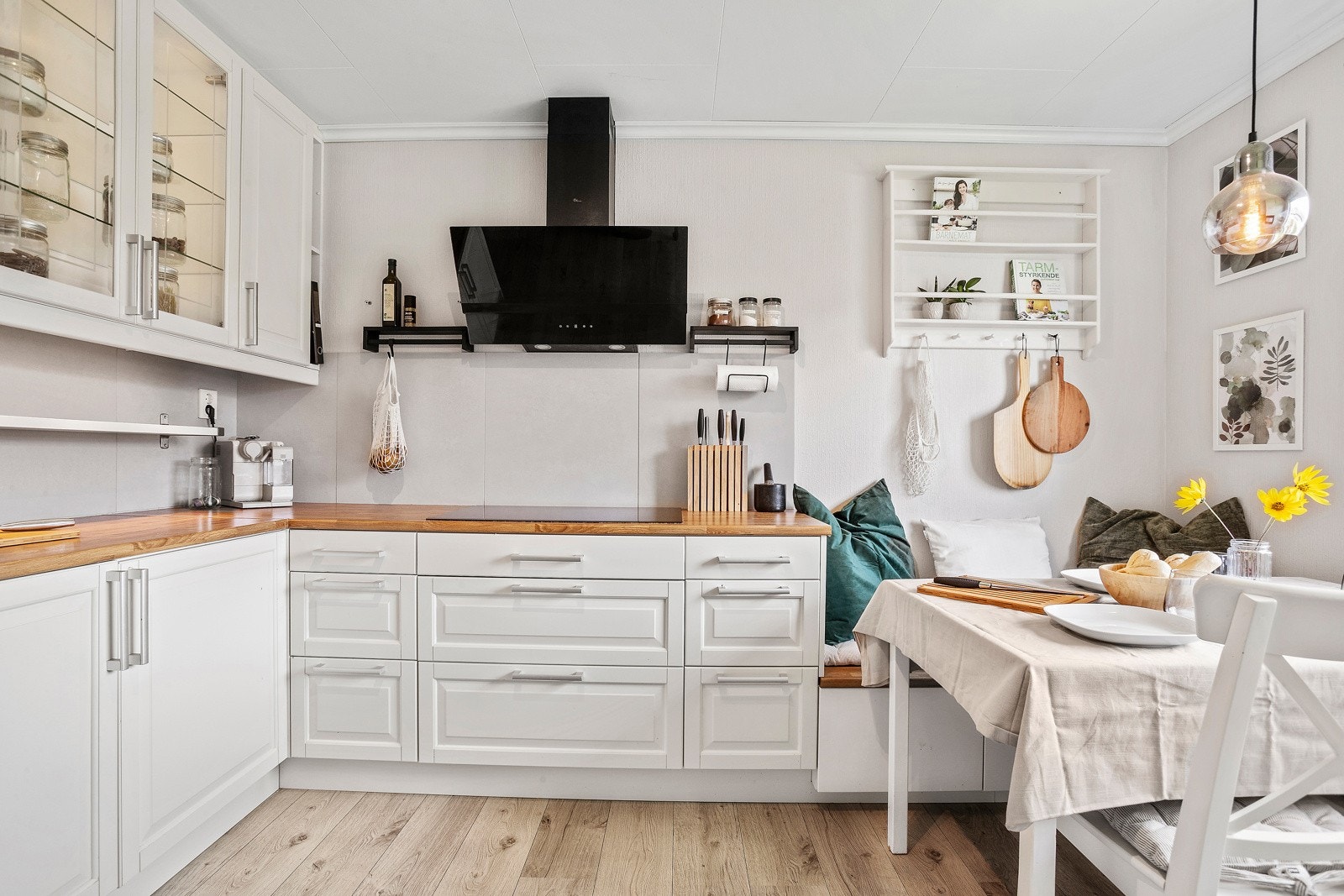 Kjøkkenet er lyst og delikat Galleribilde