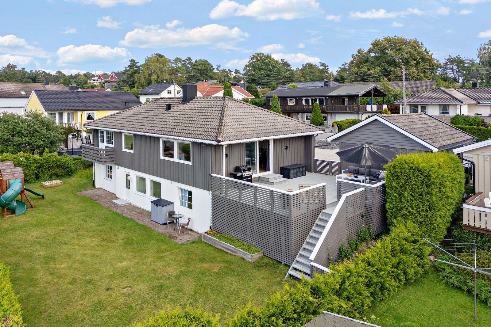 Velkommen til Råkilveien 45! Monica Aronsen i Holmskau & Partners presenterer denne innholdsrike eneboligen med god plass og med skjermet hage. Galleribilde