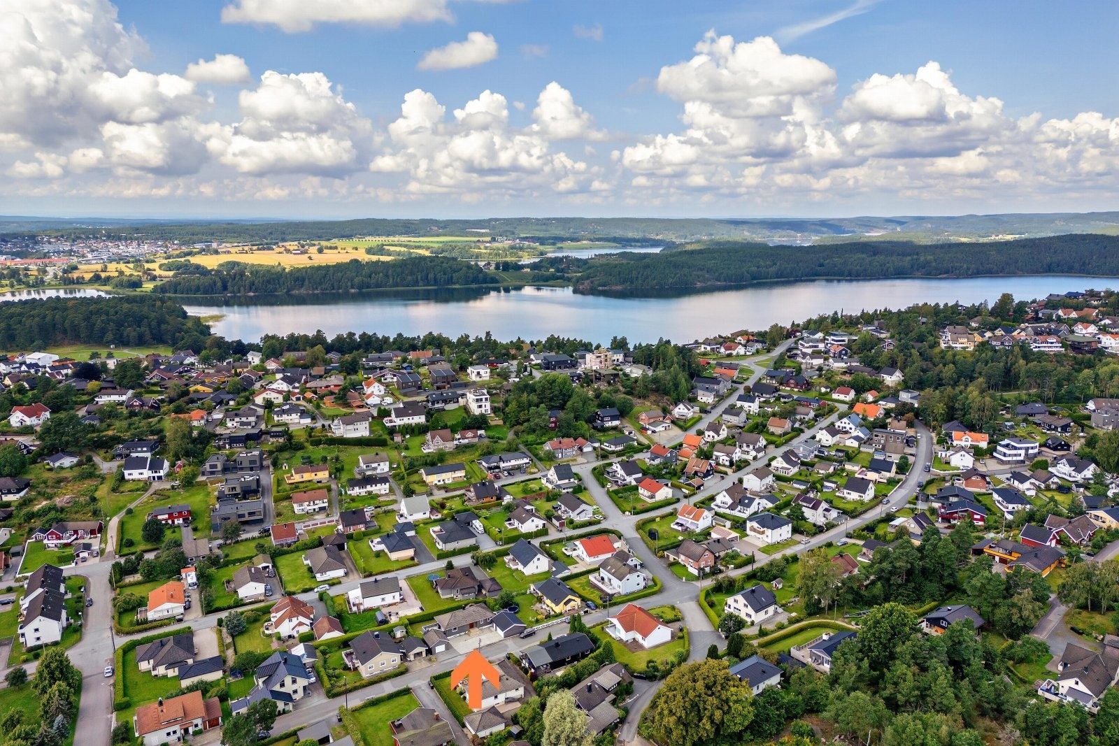 Droefoto - ligger i meget rolig gate med lite eller ingen gjennomgangstrafikk. Nært Sarpsborgmarka & Tunevannet Galleribilde