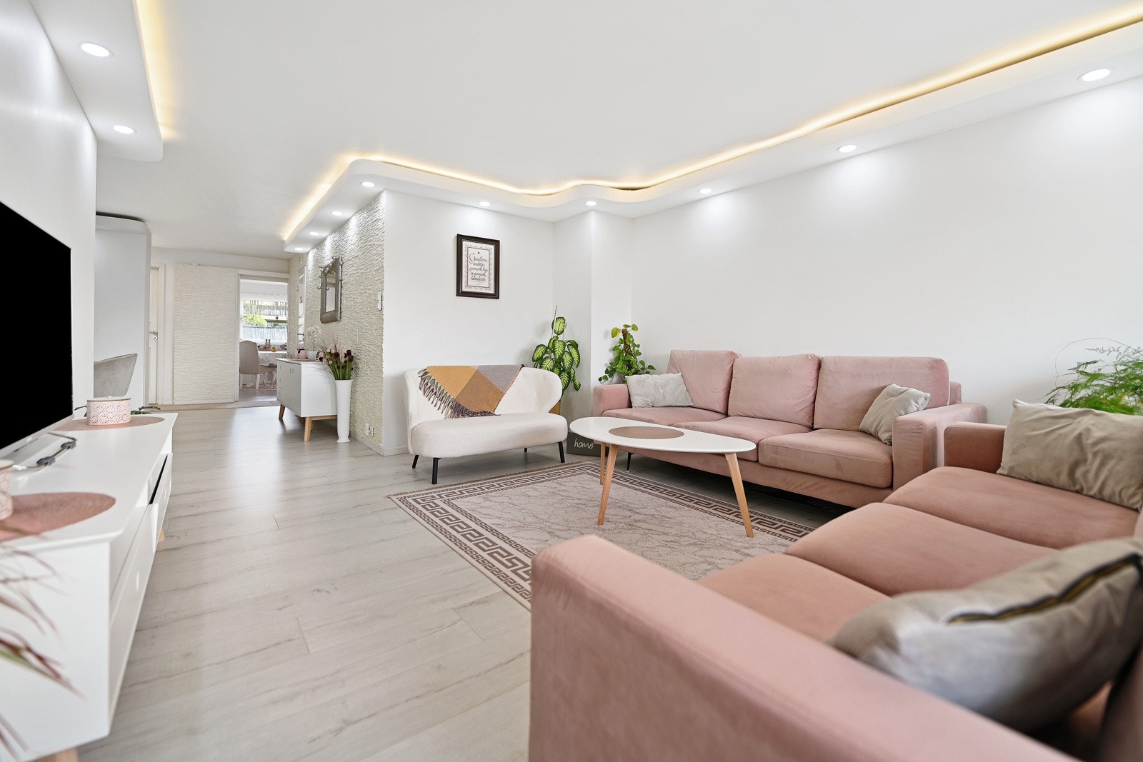 Her får du en romslig stue med store vindusflater som setter sitt preg på boligen og gir svært gode lysforhold. Galleribilde
