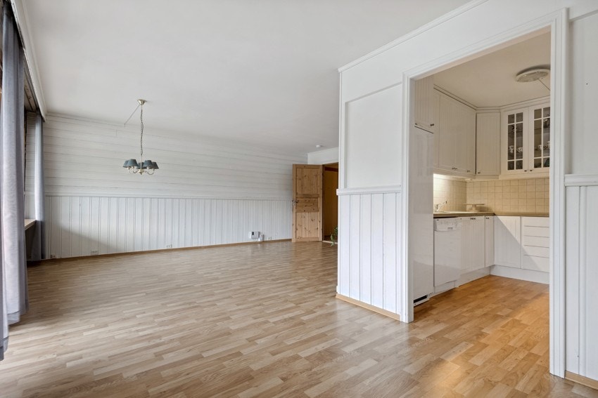 Stue og kjøkken ligger i en åpen løsning som skaper en mer sosial ramme. Galleribilde