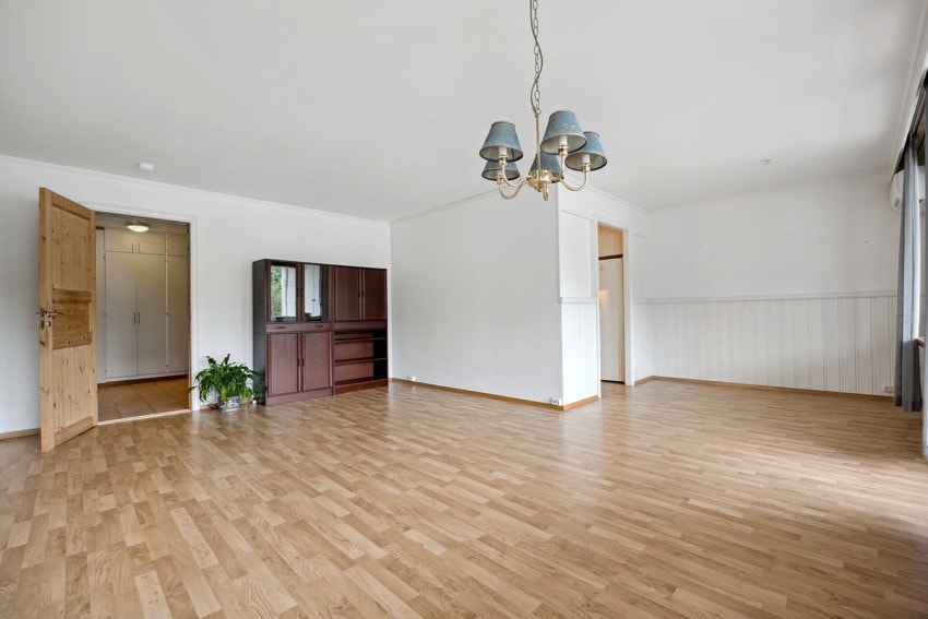 Stuen er meget romslig og har fine soner for innredning. Galleribilde