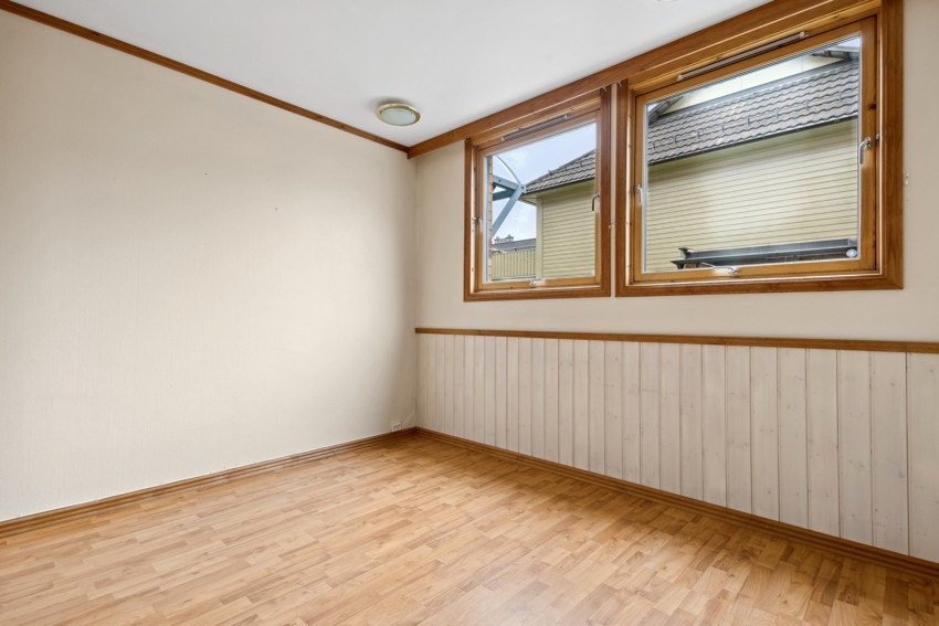 Soverom 1 er lyst og romslig og kan enkelt møbleres med dobbeltseng og tilhørende møblement. Galleribilde