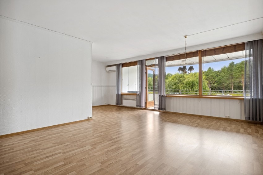 Stuen har god plass til innredning av både spisestue og sofagruppe. Galleribilde