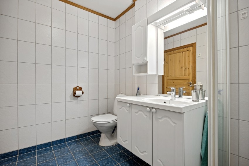 Det er gode oppbevaringsmuligheter på badet. Galleribilde