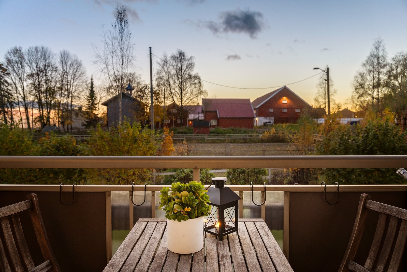 Nyt den sydvestvendte balkongen med ettermiddagssol og idylliske Nordtvet gård Galleribilde