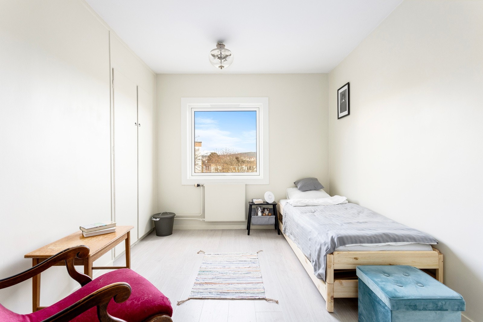 Det andre soverommet har også mulighet for en stor seng med nattbord. Og det er innebygd graderobe som gir mer plass til annet møblement Galleribilde