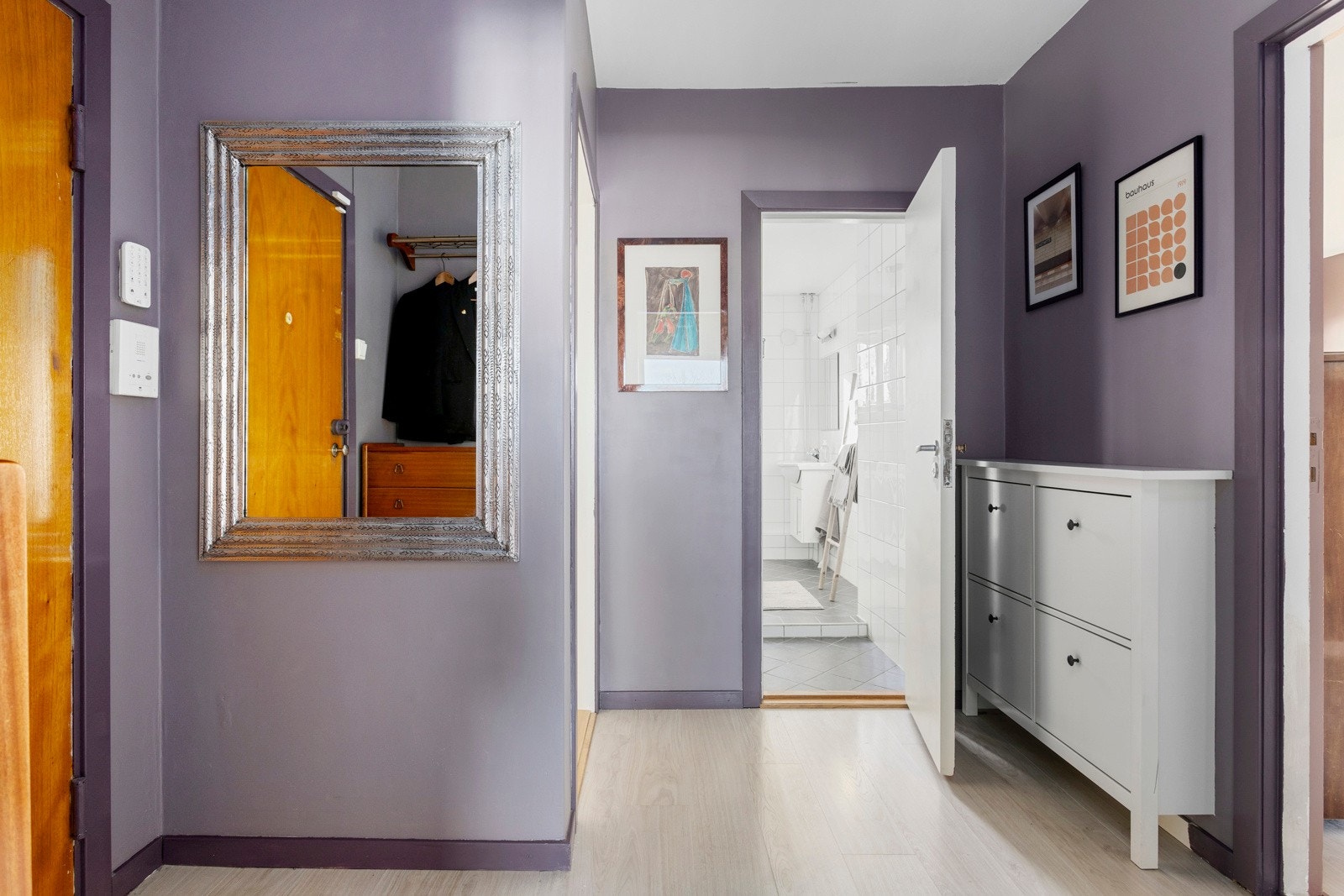 Inngangspartiet har god plass til å henge fra seg yttertøy og sko, her kommer man direkte til kjøkkenet, badet, stua og det ene soverommet. Galleribilde