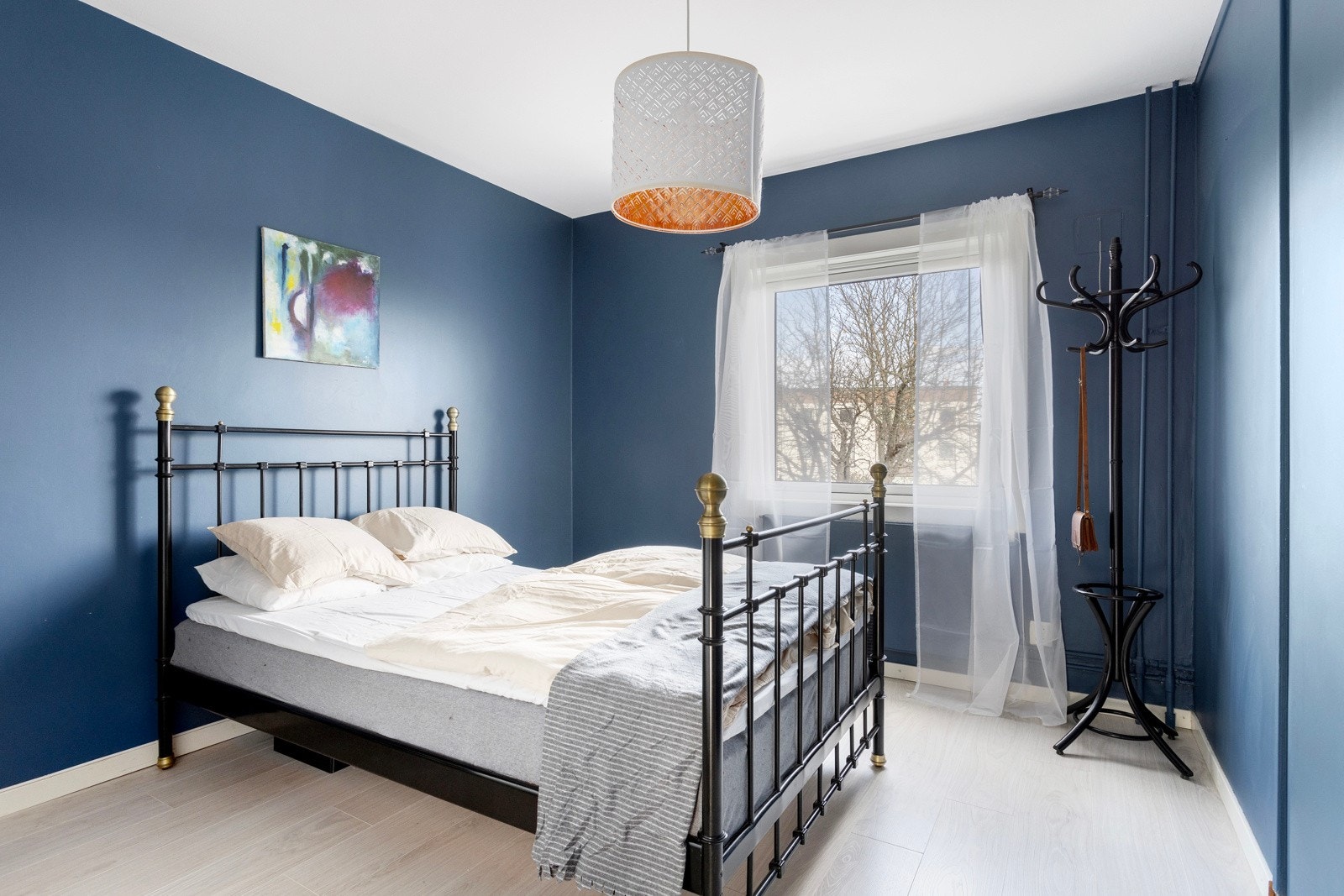 Hovedsoverommet er romslig med en avslappende farge på veggene, her sover man godt! Galleribilde