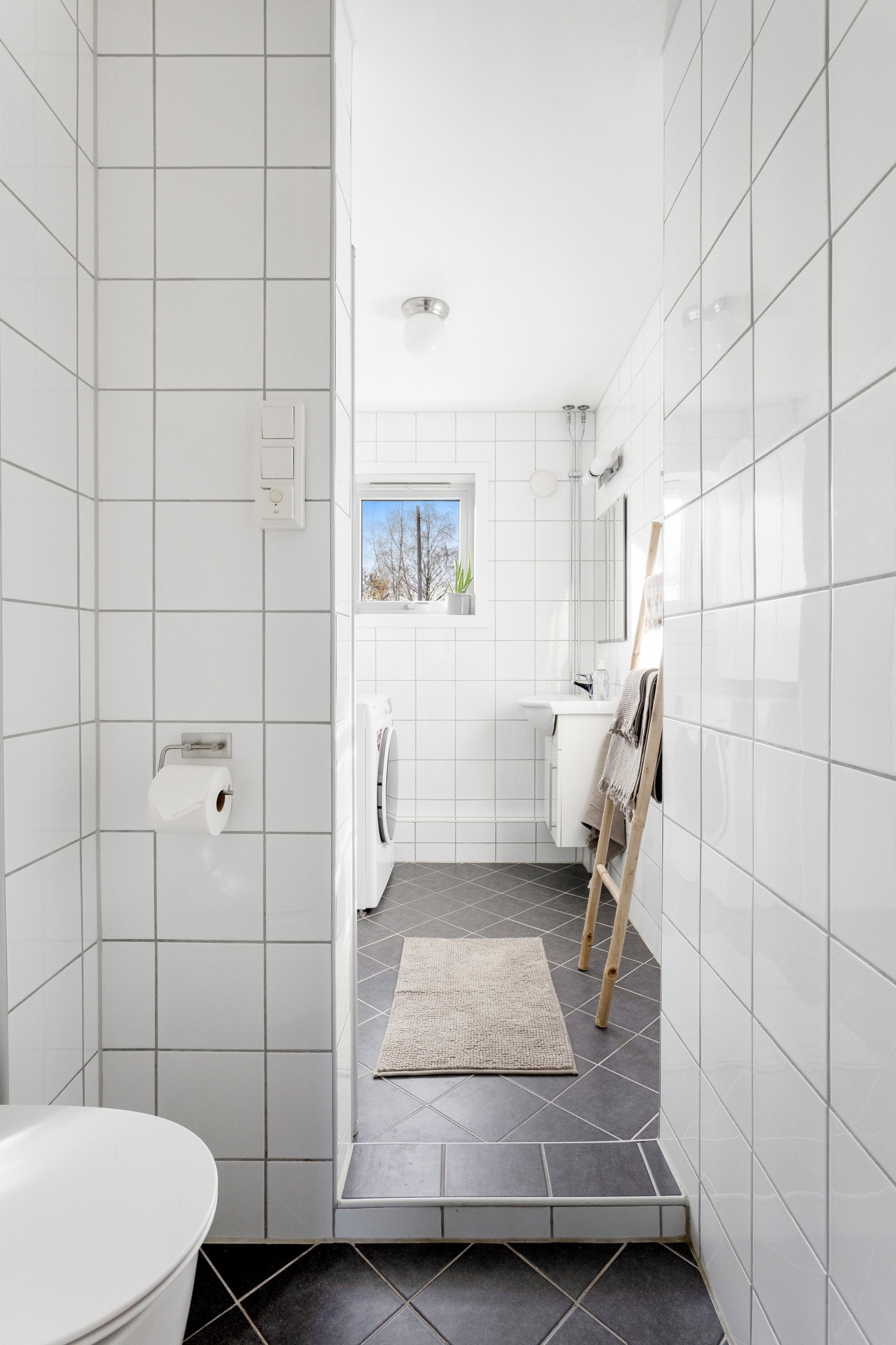 Badet er fra 2010 med flislagte vegger og gulv med varme Galleribilde
