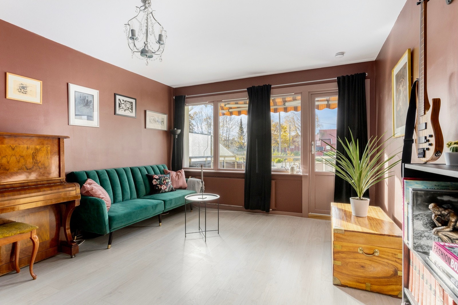 Stuen er malt i behagelige farger og har store vindusflater som slipper inn rikelig med naturlig lys Galleribilde