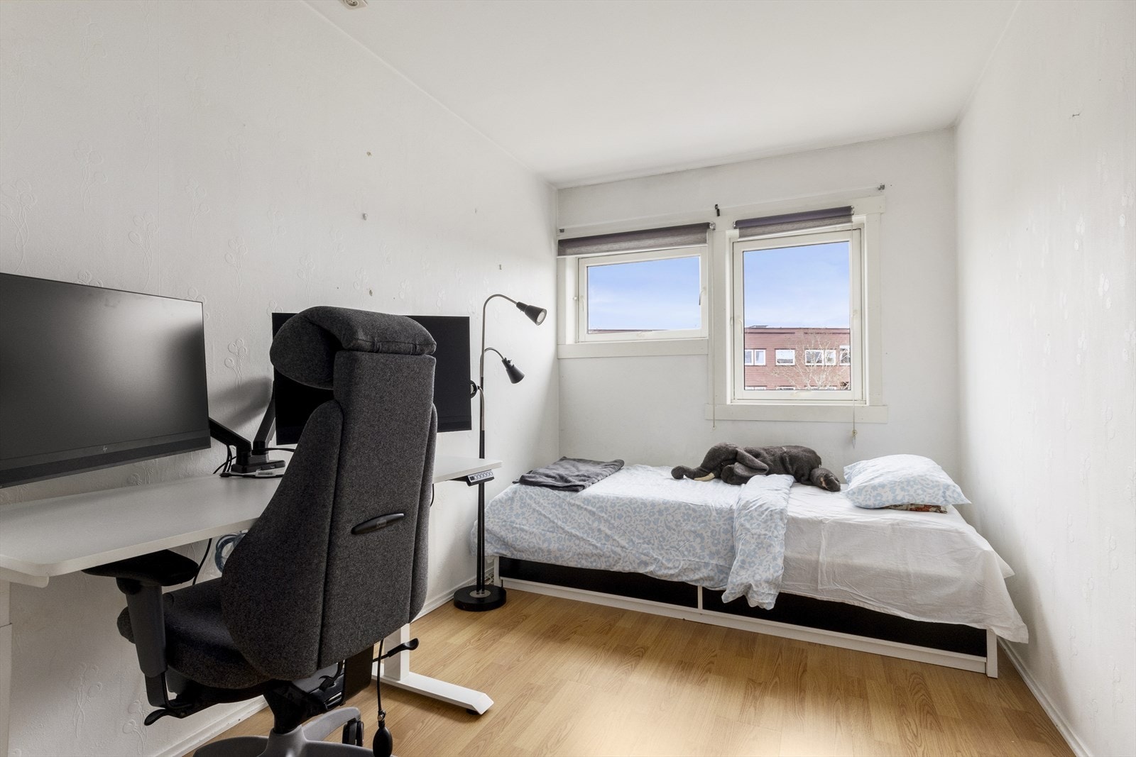 Soverom 2 med god plass til seng, nattbord og garderobeskap. Galleribilde