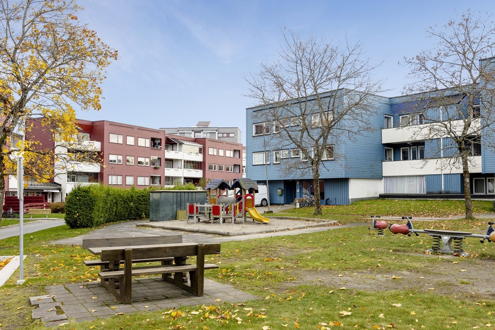 Barnevennlig og trivelig nærområde med lekeplass og sittegrupper. Et flott sted for både små og store å tilbringe tid ute i rolige omgivelser. Galleribilde
