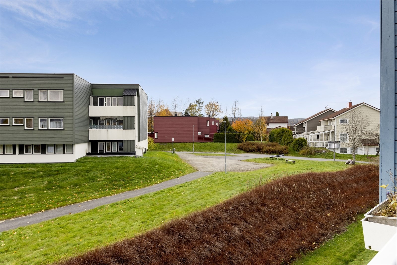 Balkongen vender ut mot et rolig område med lite trafikk. Galleribilde