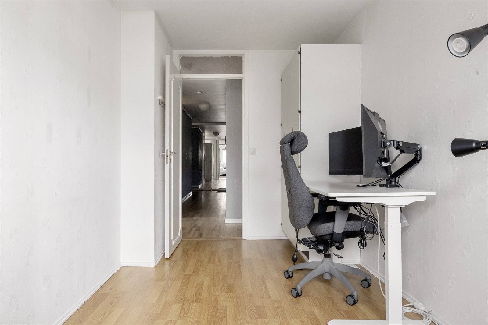 God plass til pult for skolearbeid eller hjemmekontor. Galleribilde