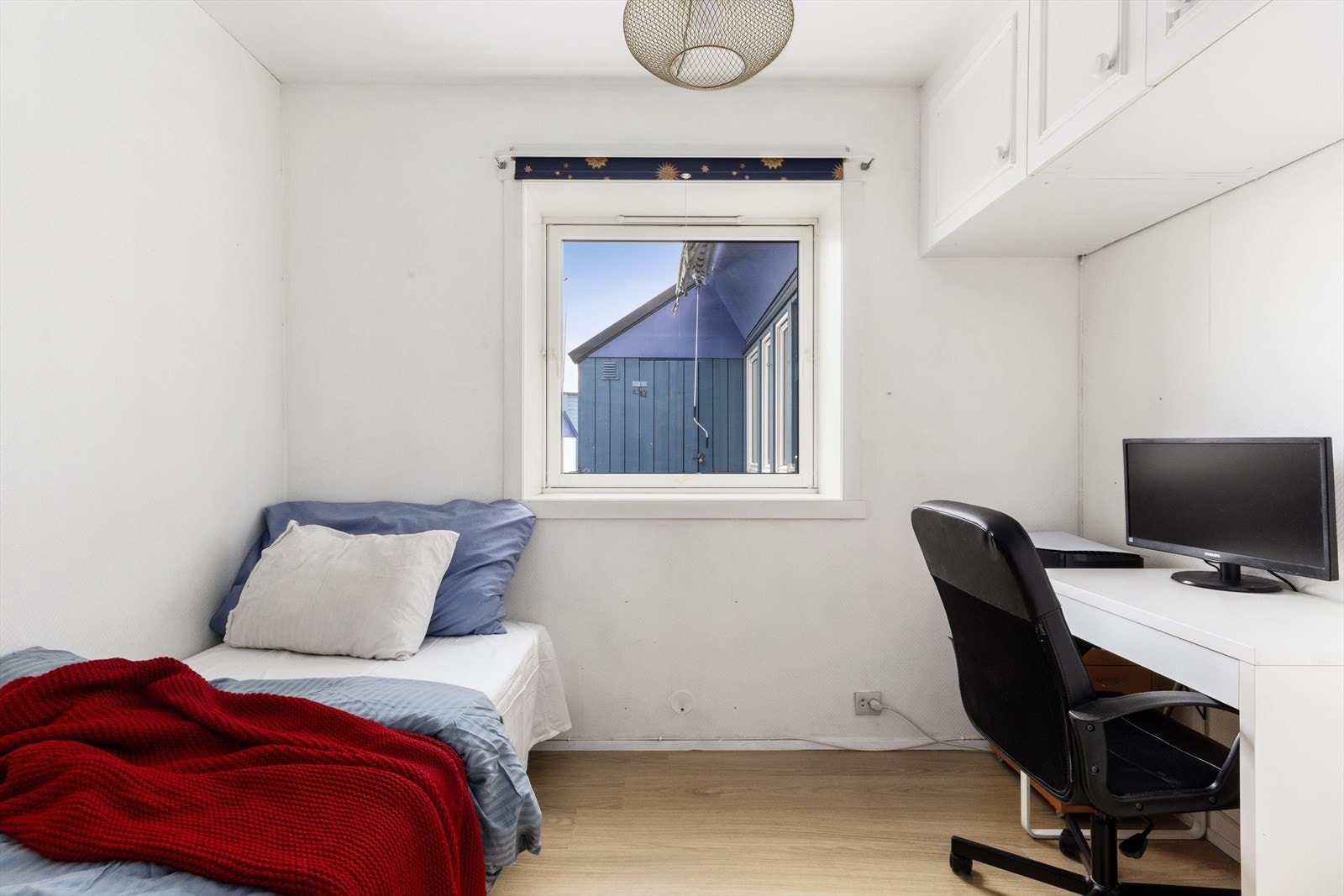 Soverom 3 fremstår lyst og praktisk med fleksible muligheter. Kan enkelt brukes som soverom eller arbeidsrom etter behov. Galleribilde