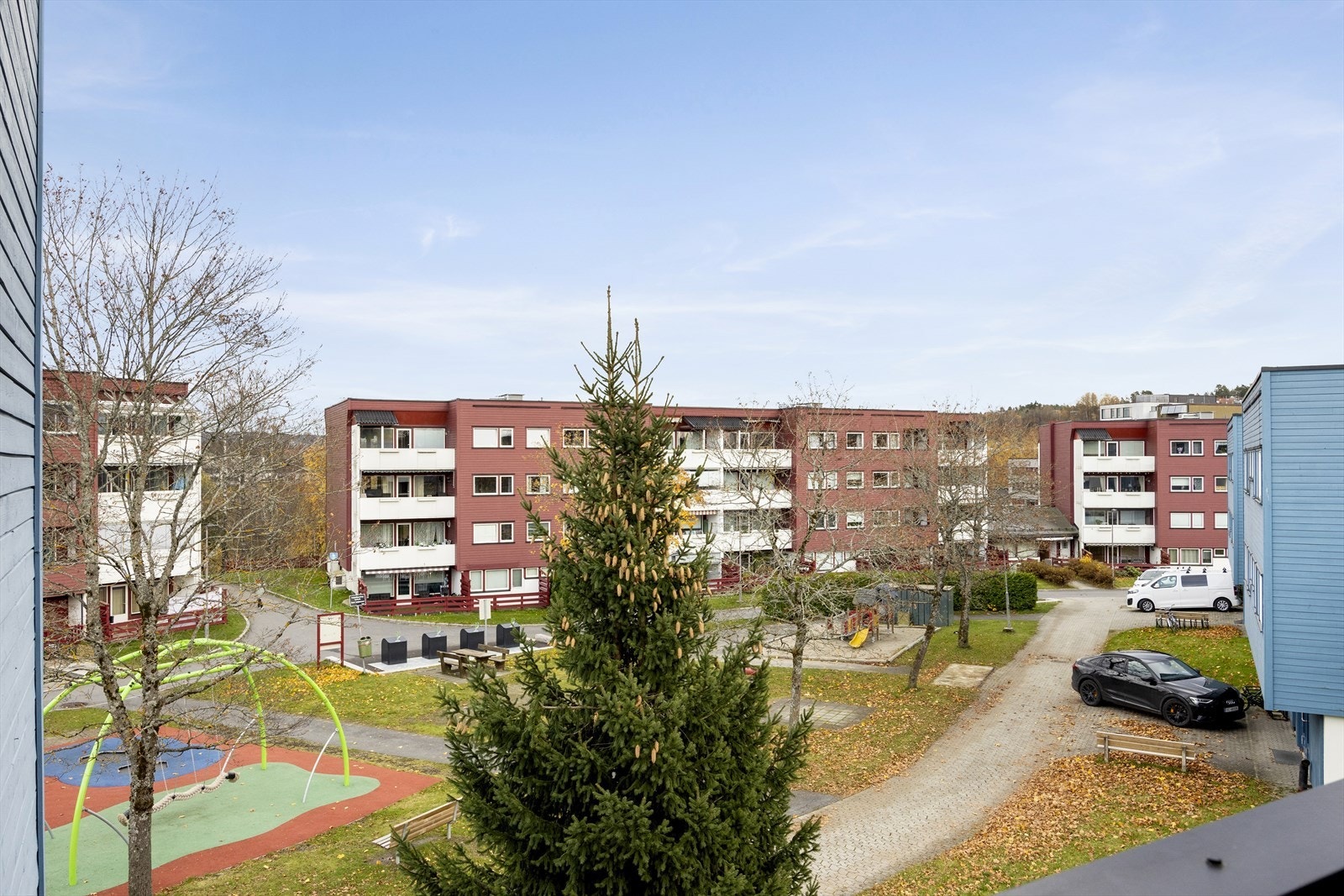 Fra balkongen har du flott utsyn over det grønne fellesområdet med lekeplass og sittegrupper. Galleribilde