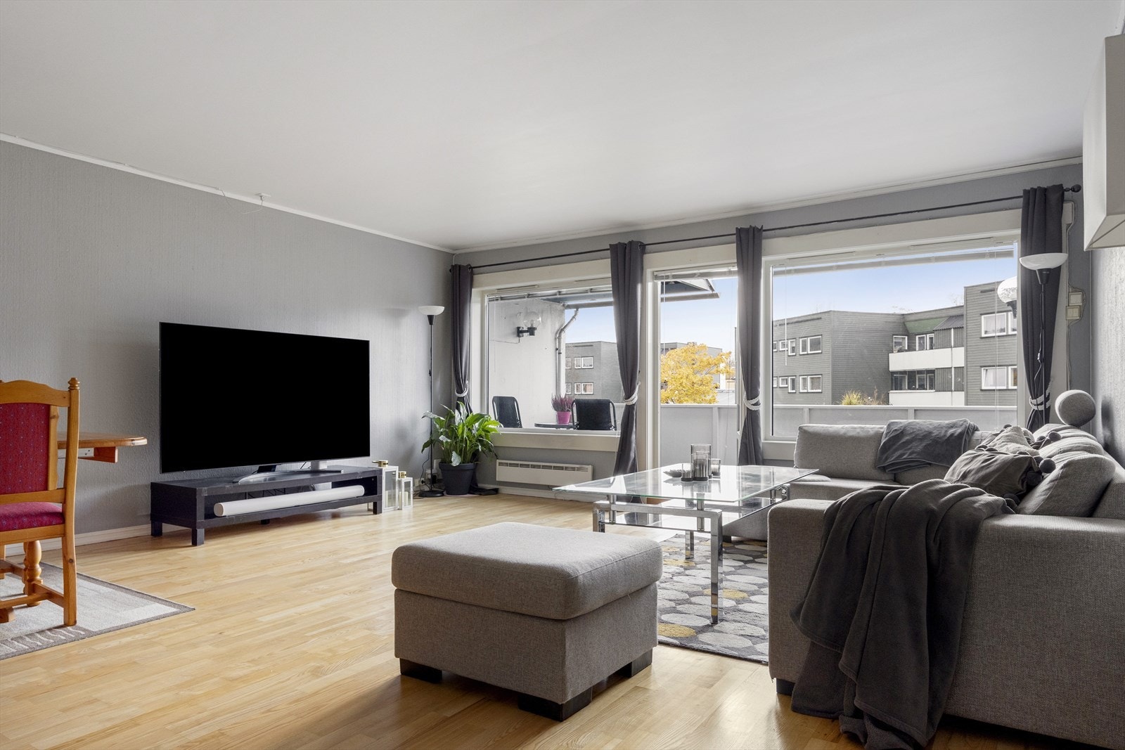 Stuen har god plass til sofa, tv-møbler og spiseborder. Galleribilde