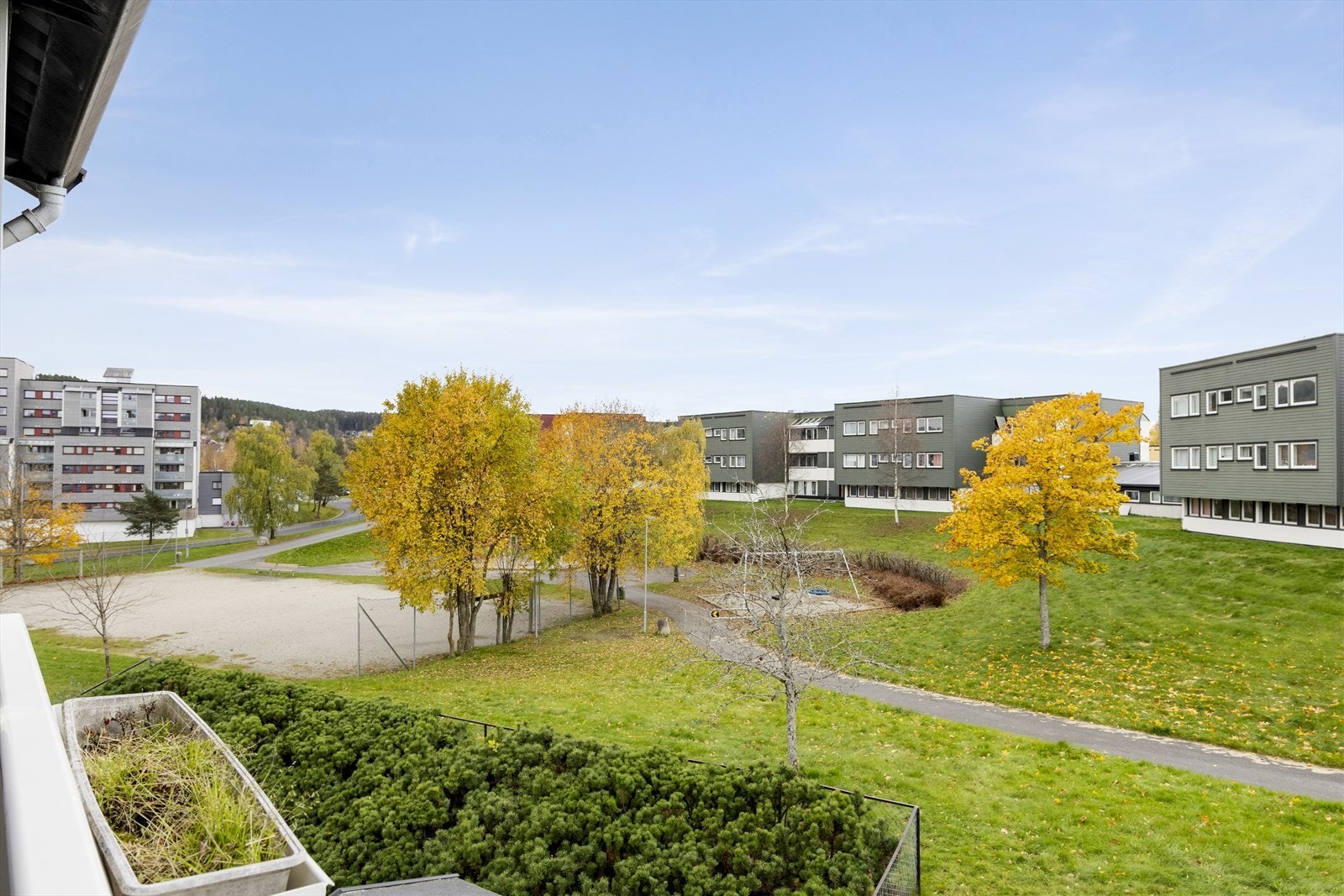 Fra balkongen har du hyggelig utsyn mot nabolaget. Galleribilde