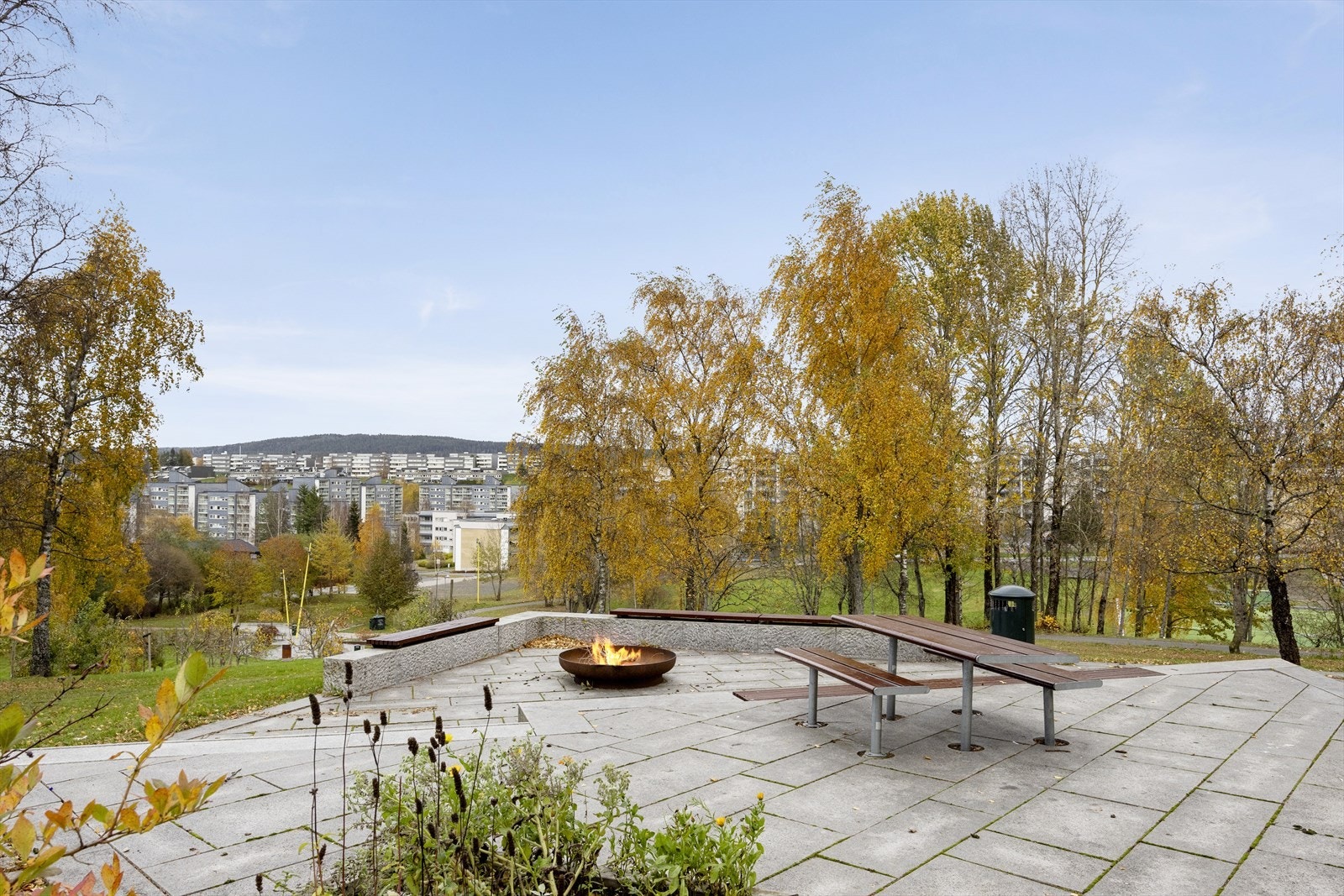 Flott uteområde med sitteplasser, bålpanne og en herlig utsikt over nærområdet! Galleribilde