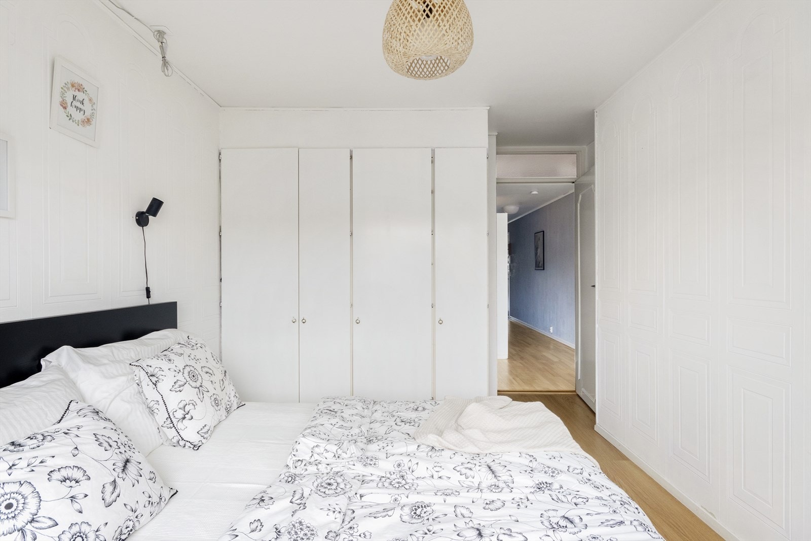 Godt med oppbevaringsplass i stort plassbygd garderobeskap. Galleribilde