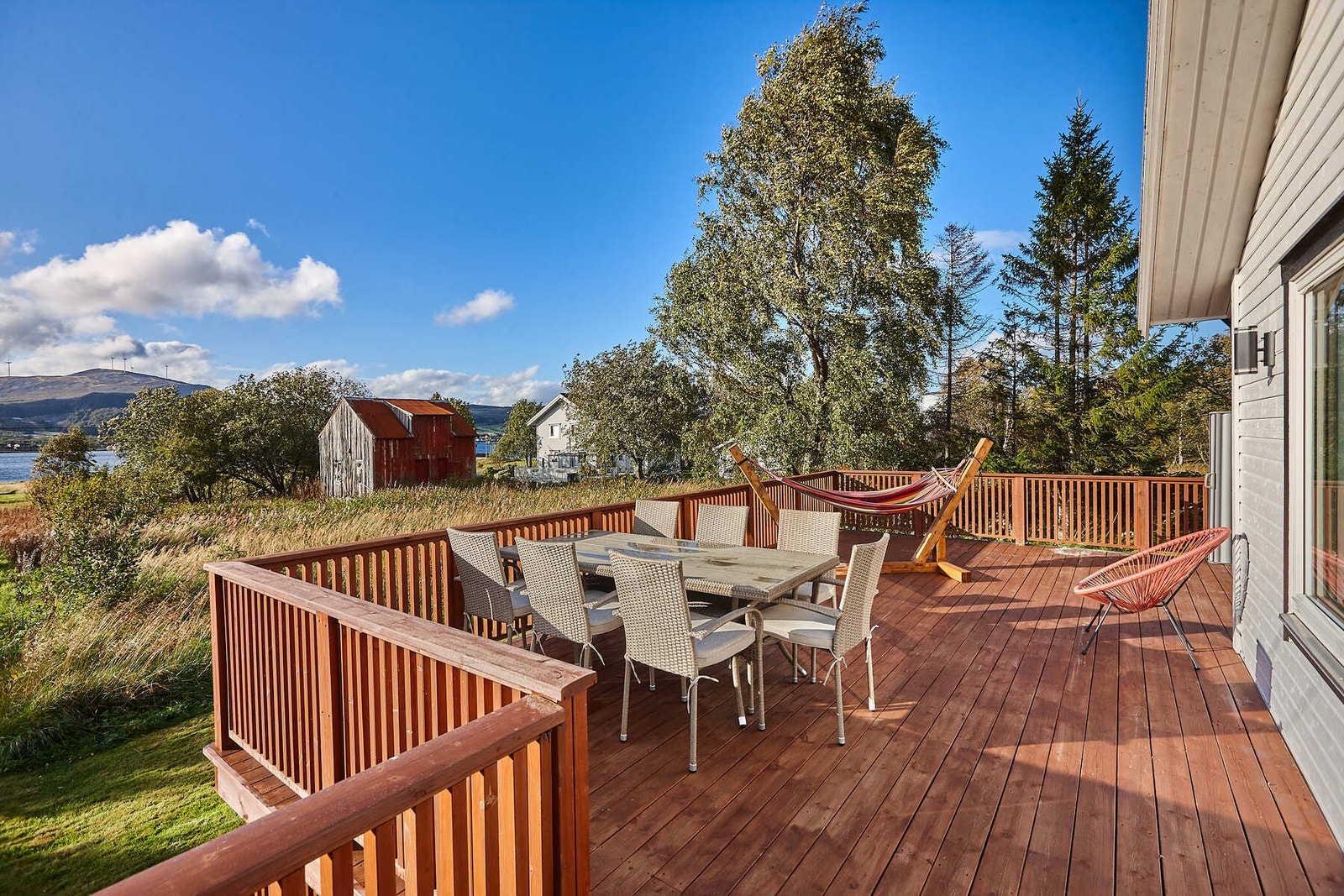 Her kan solrike dager virkelig nytes. God plass til sittegruppe, grill og hyggelig selskap. Galleribilde