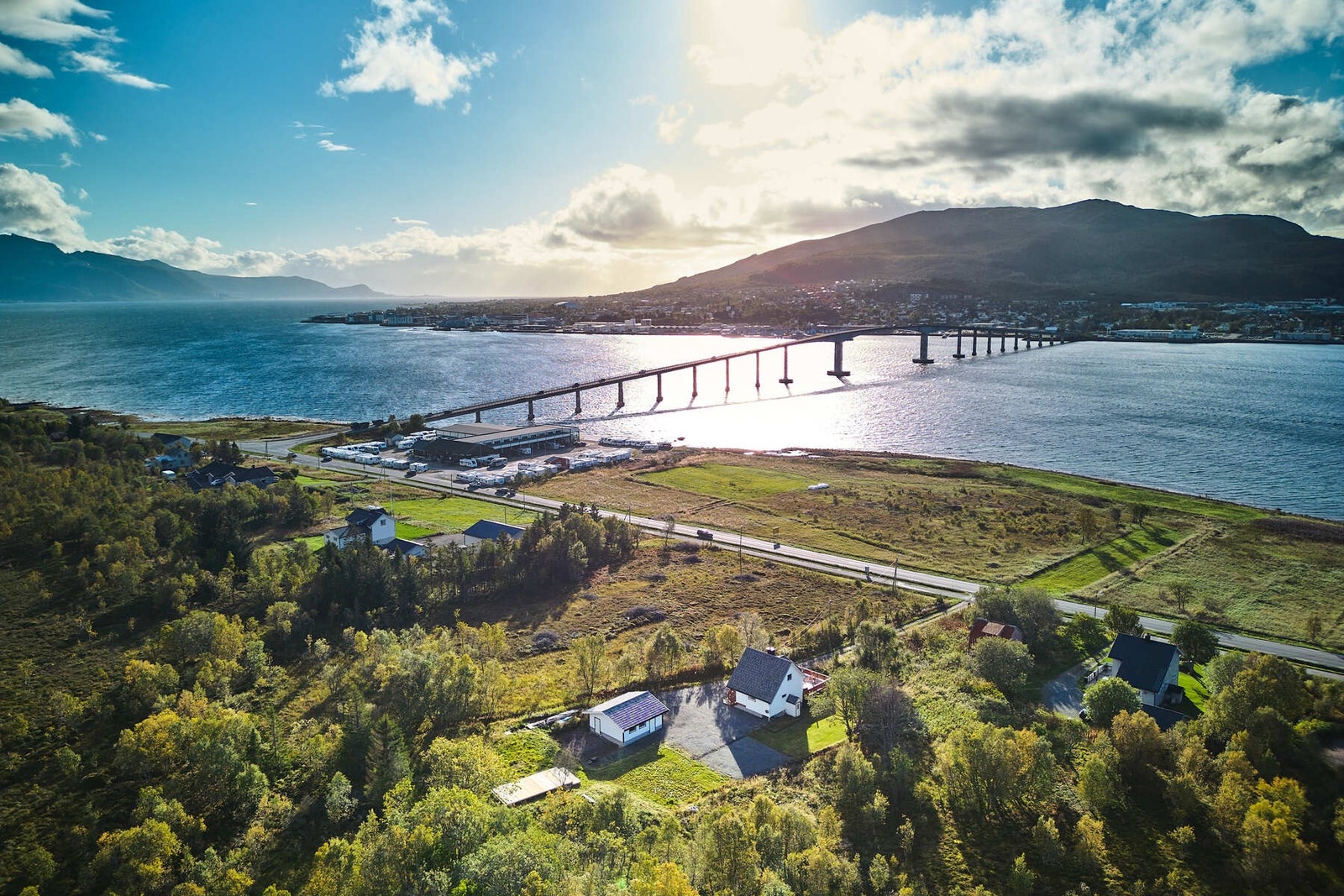 Usjenert beliggenhet, men likevel kort vei til skole, bhg, matbutikk og Sortland sentrum. Galleribilde