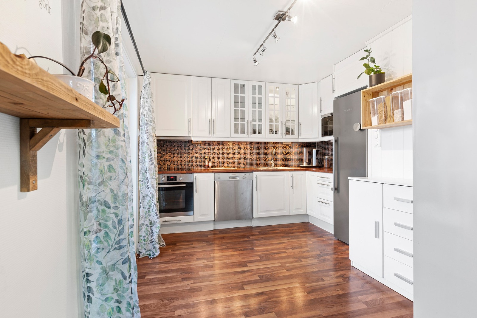 Kjøkken er utført i lyse, profilerte fronter. Galleribilde