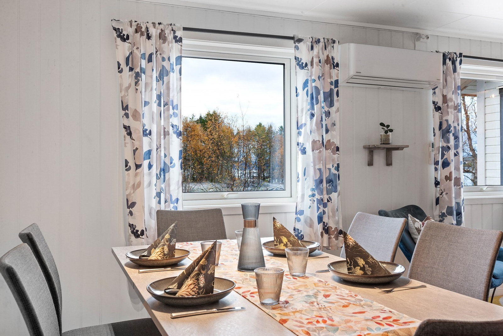 Flere vindusflater som gir godt med naturlig lysinnslipp. Galleribilde