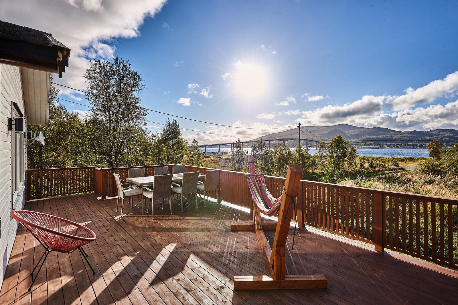 Romslig veranda med fin utsikt mot Sortlandssundet. Galleribilde