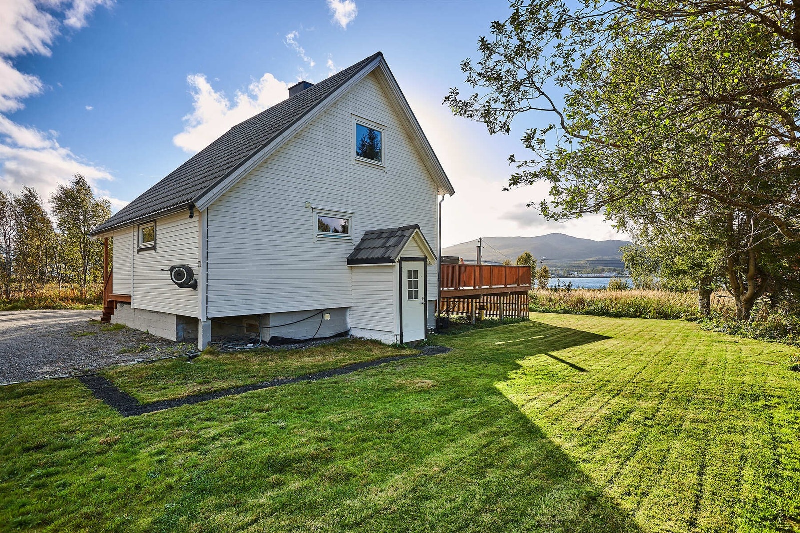 Kledning sørvegg er fornyet, samt at det er ordnet ny og bedre inngang til kjeller. Galleribilde