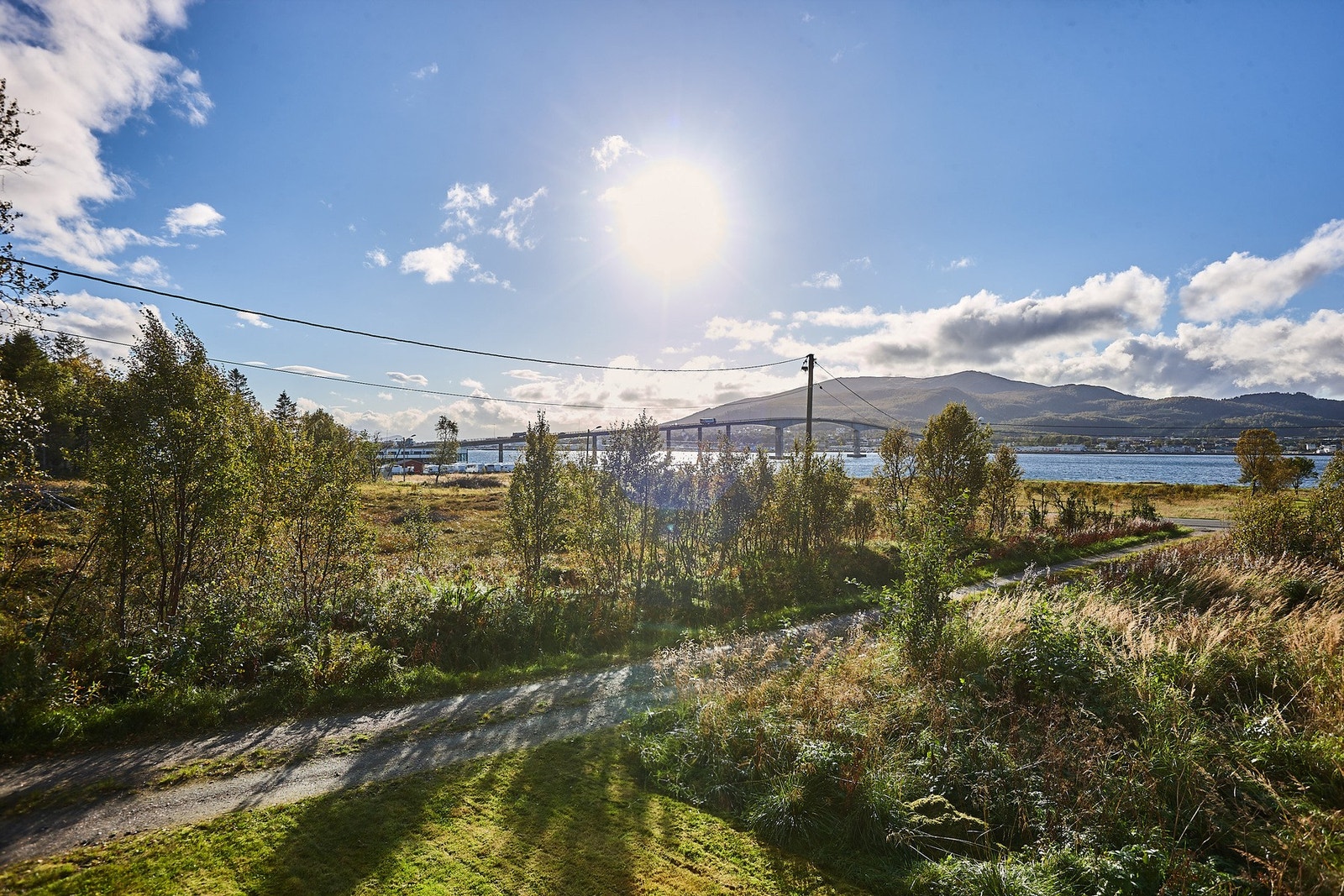 Boligen ligger tilbaketrukket til fra veien. Galleribilde