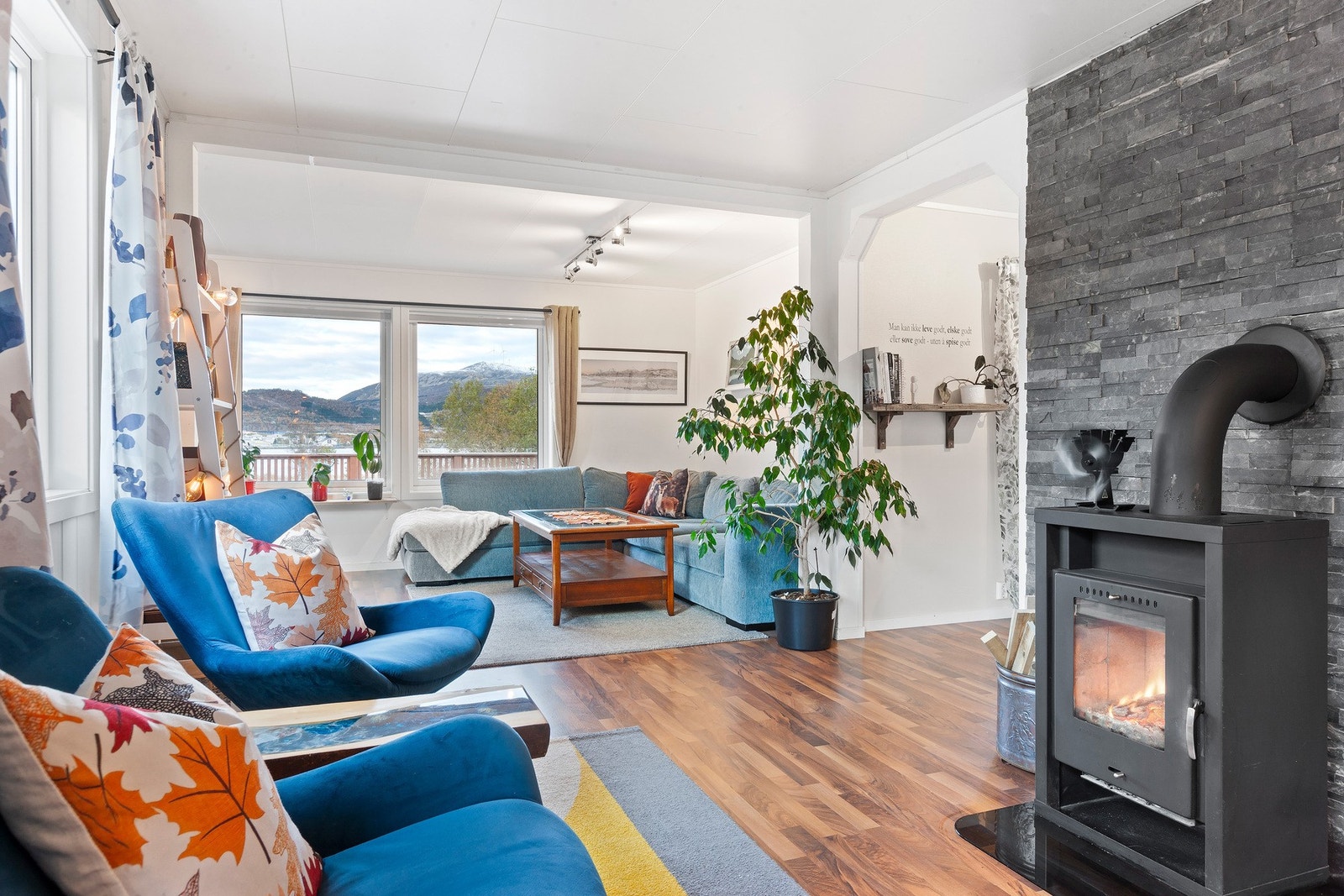 Sentrert i rommet er det en ovn som varmer godt på kjølige dager. Galleribilde