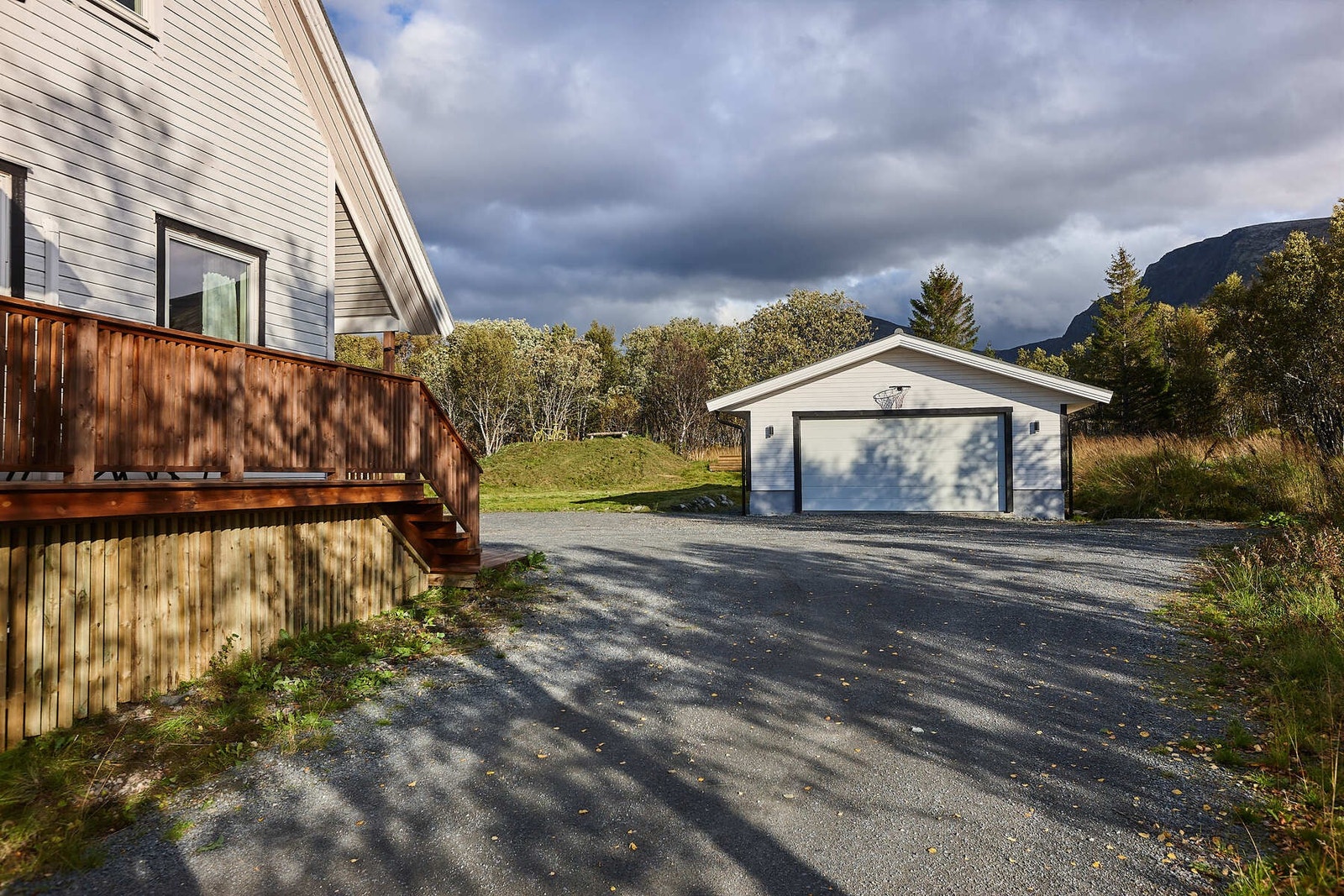 Gode parkeringsmuligheter på gruslagt gårdsplass og i garasje. Galleribilde